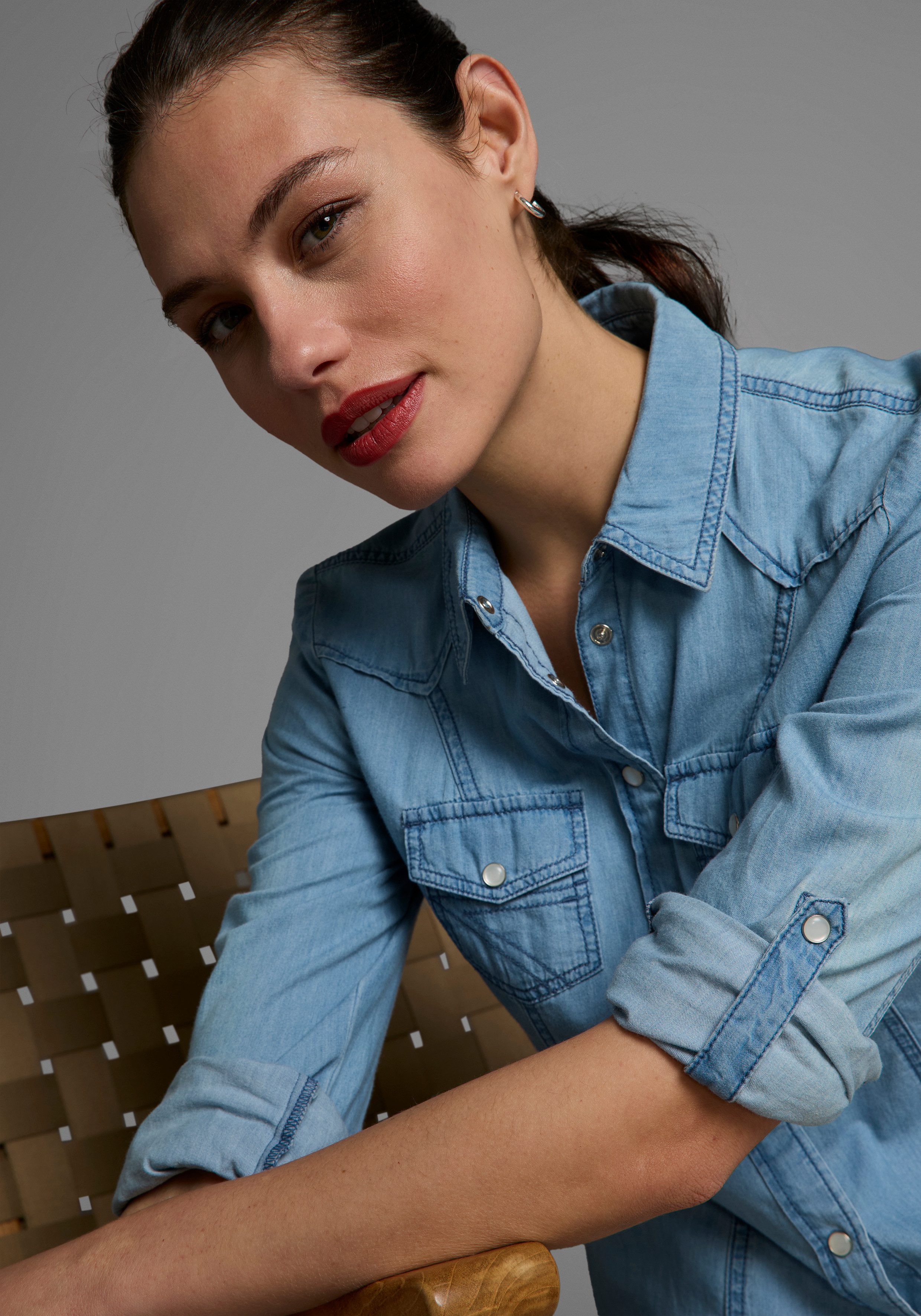 Arizona Jeansbluse "mit Druckknöpfen in Perlmuttoptik", und Krempelärmeln günstig online kaufen