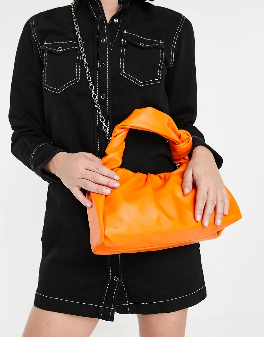 Bershka – Schultertasche in leuchtendem Orange mit gerafftem Design günstig online kaufen