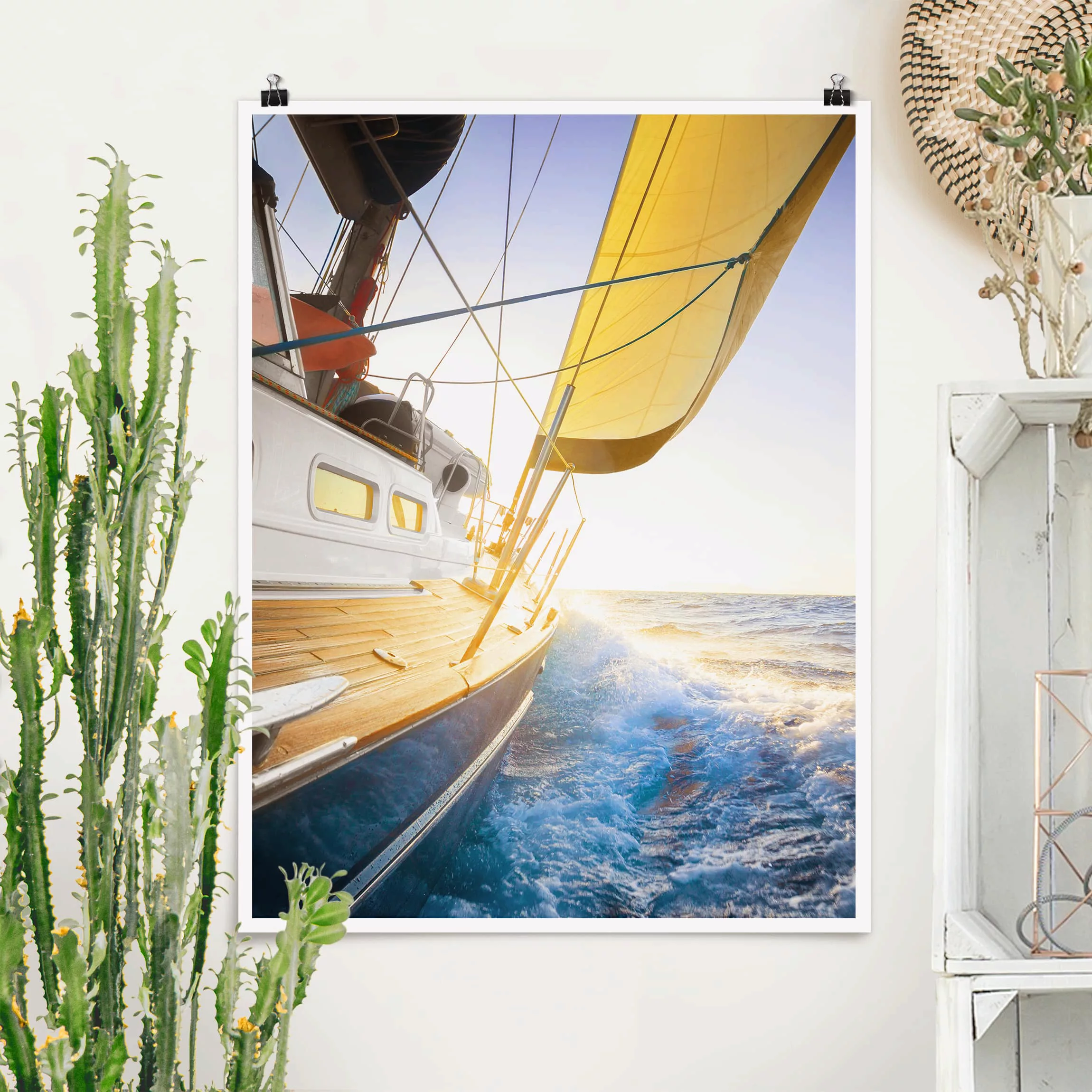 Poster Strand - Hochformat Segelboot auf blauem Meer bei Sonnenschein günstig online kaufen