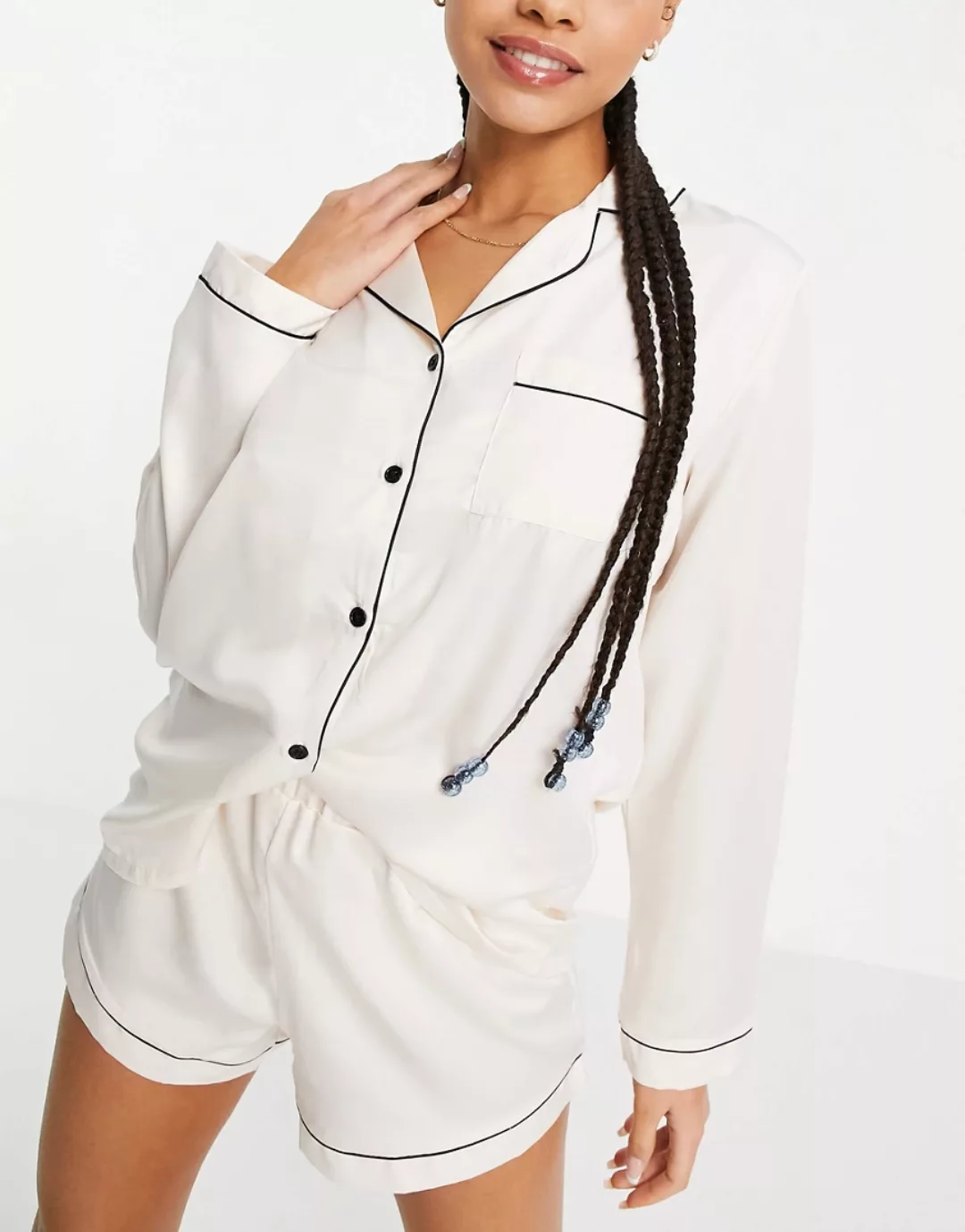 Loungeable – Mix and Match – Pyjama-Hemd aus Satin in Creme mit schwarzer P günstig online kaufen