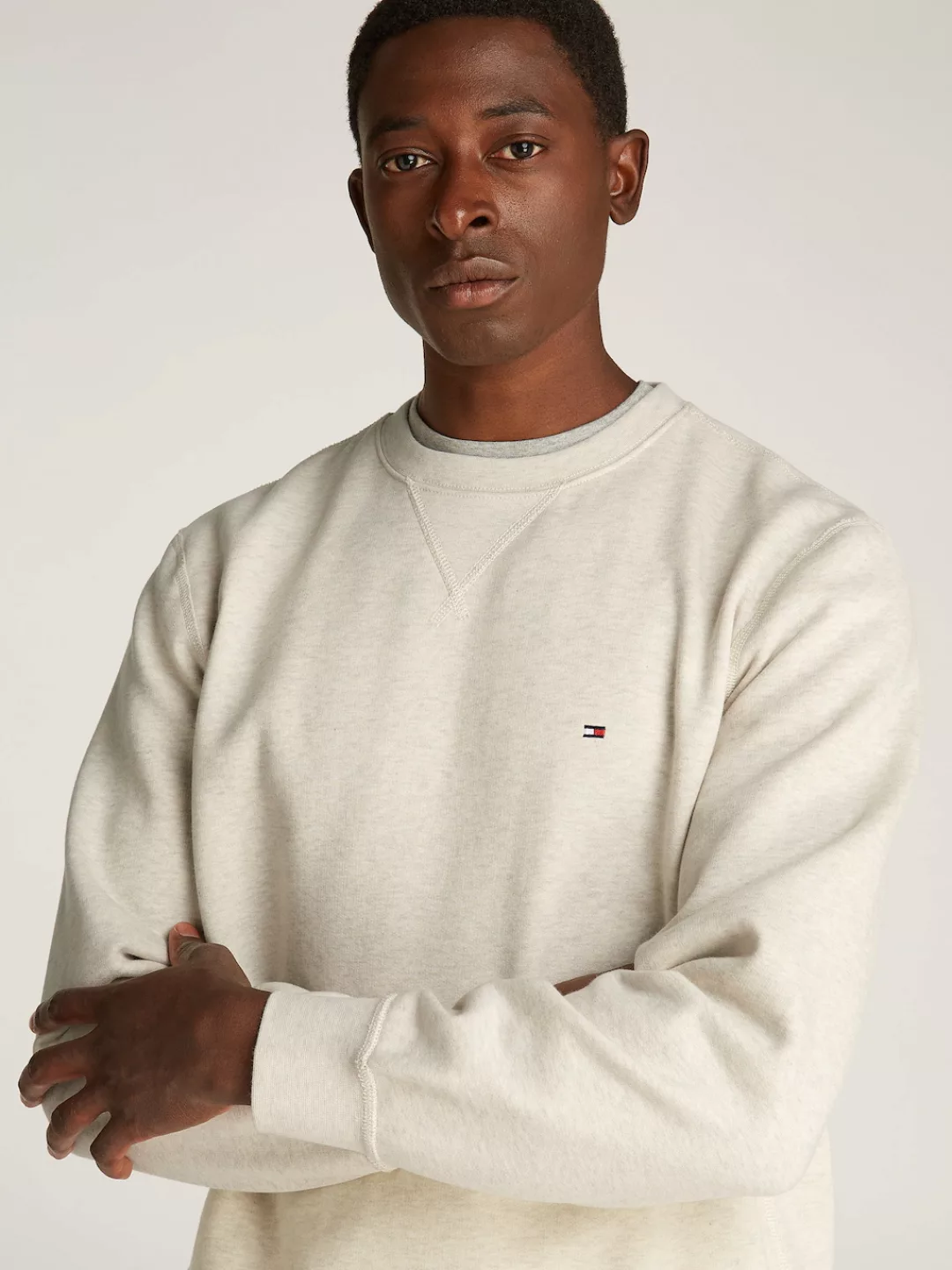 Tommy Hilfiger Sweatshirt "ESS SEASONAL FLEECE CREWNECK", mit Logostickerei günstig online kaufen