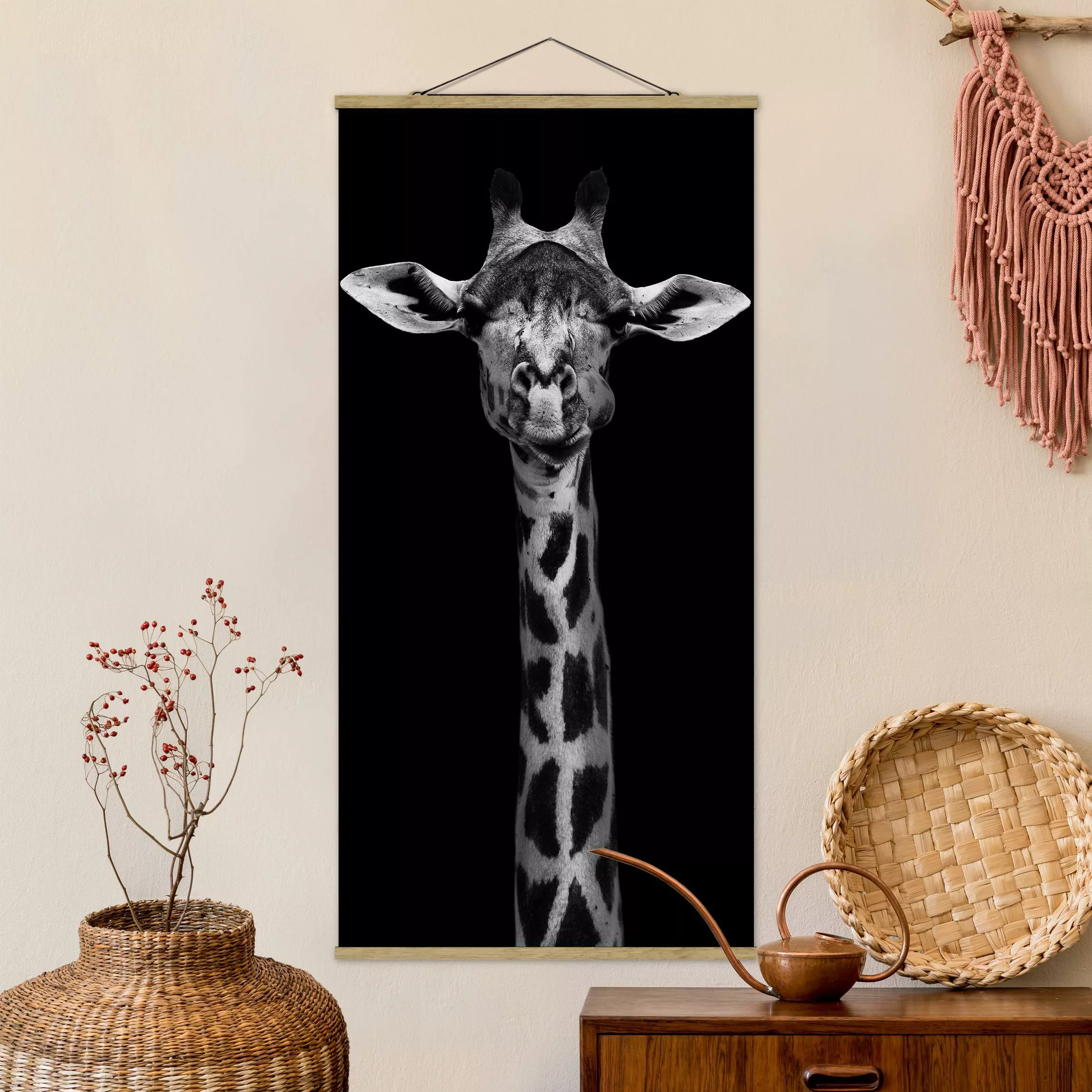 Stoffbild Tiere mit Posterleisten - Hochformat Dunkles Giraffen Portrait günstig online kaufen