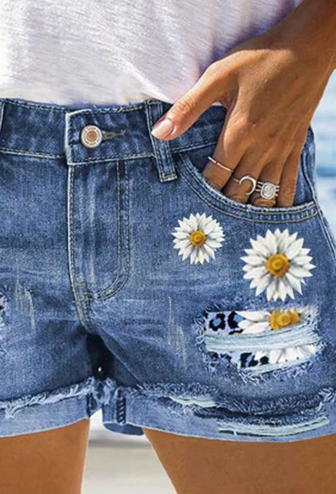 SEGUEN Jeansshorts Zerrissene bedruckte Patch-Denim-Shorts (Hochgekrempelte günstig online kaufen