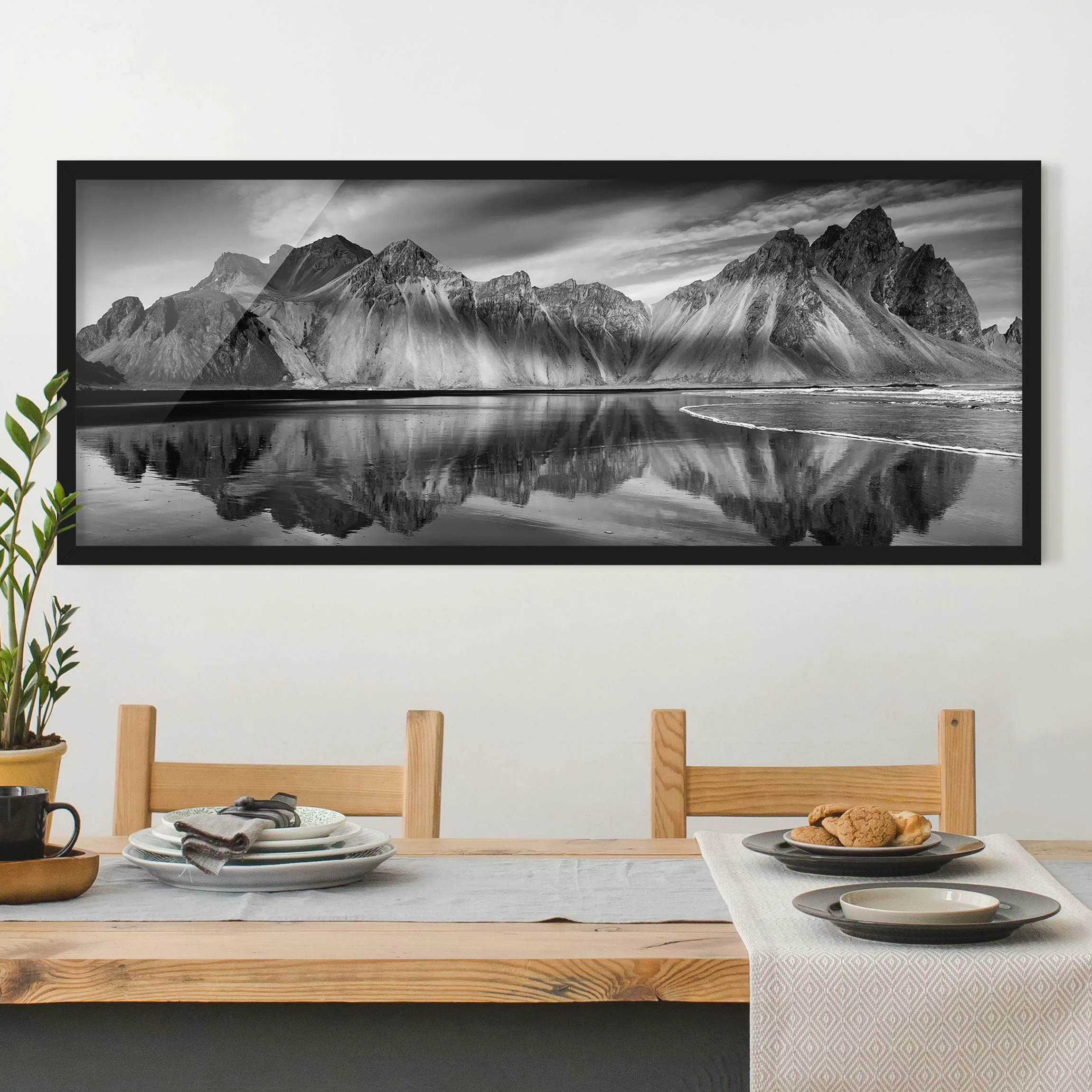 Bild mit Rahmen Schwarz-Weiß - Panorama Vesturhorn in Island günstig online kaufen