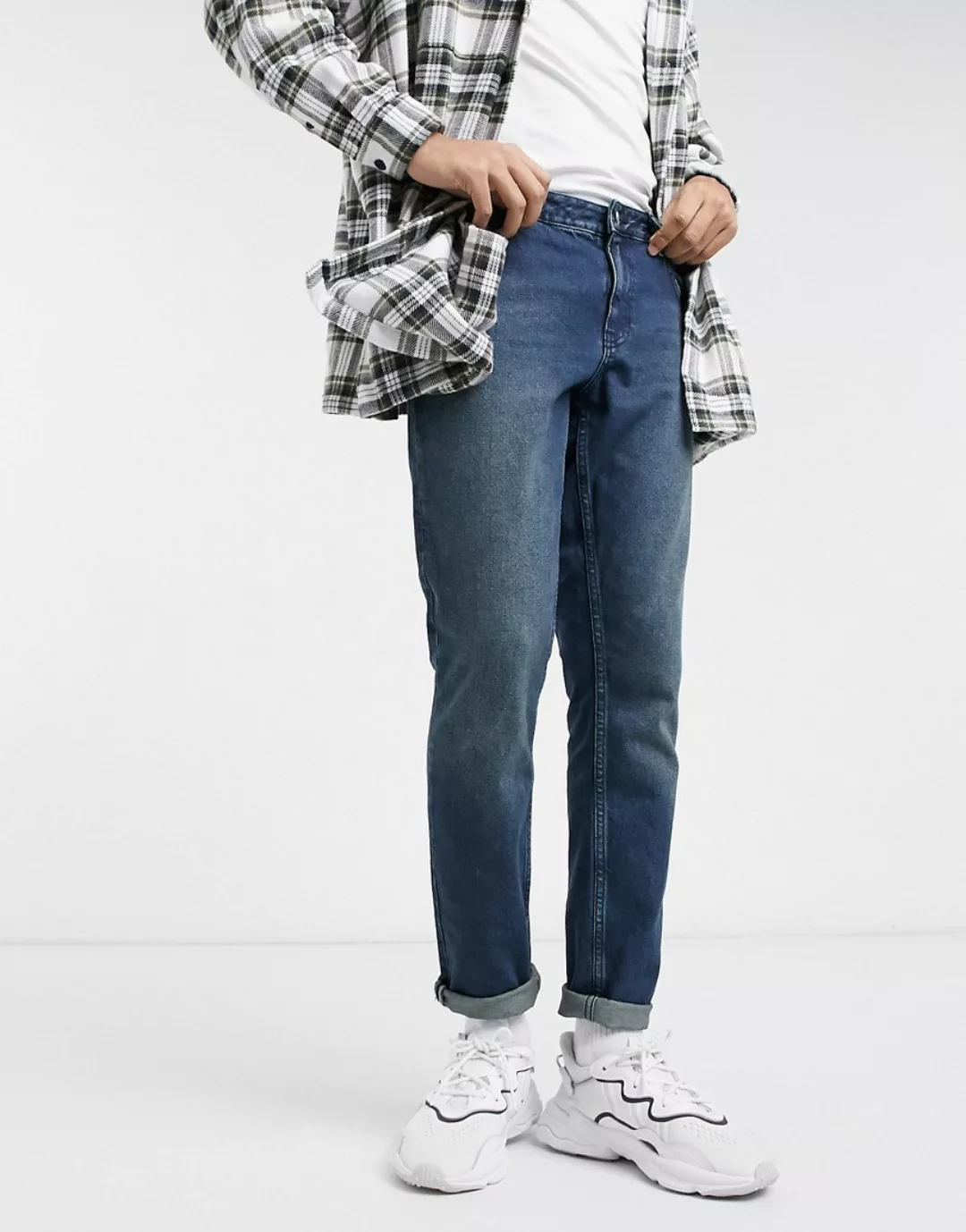 ASOS DESIGN – Schmal geschnittene Jeans mit dunklem Grünstich-Blau günstig online kaufen