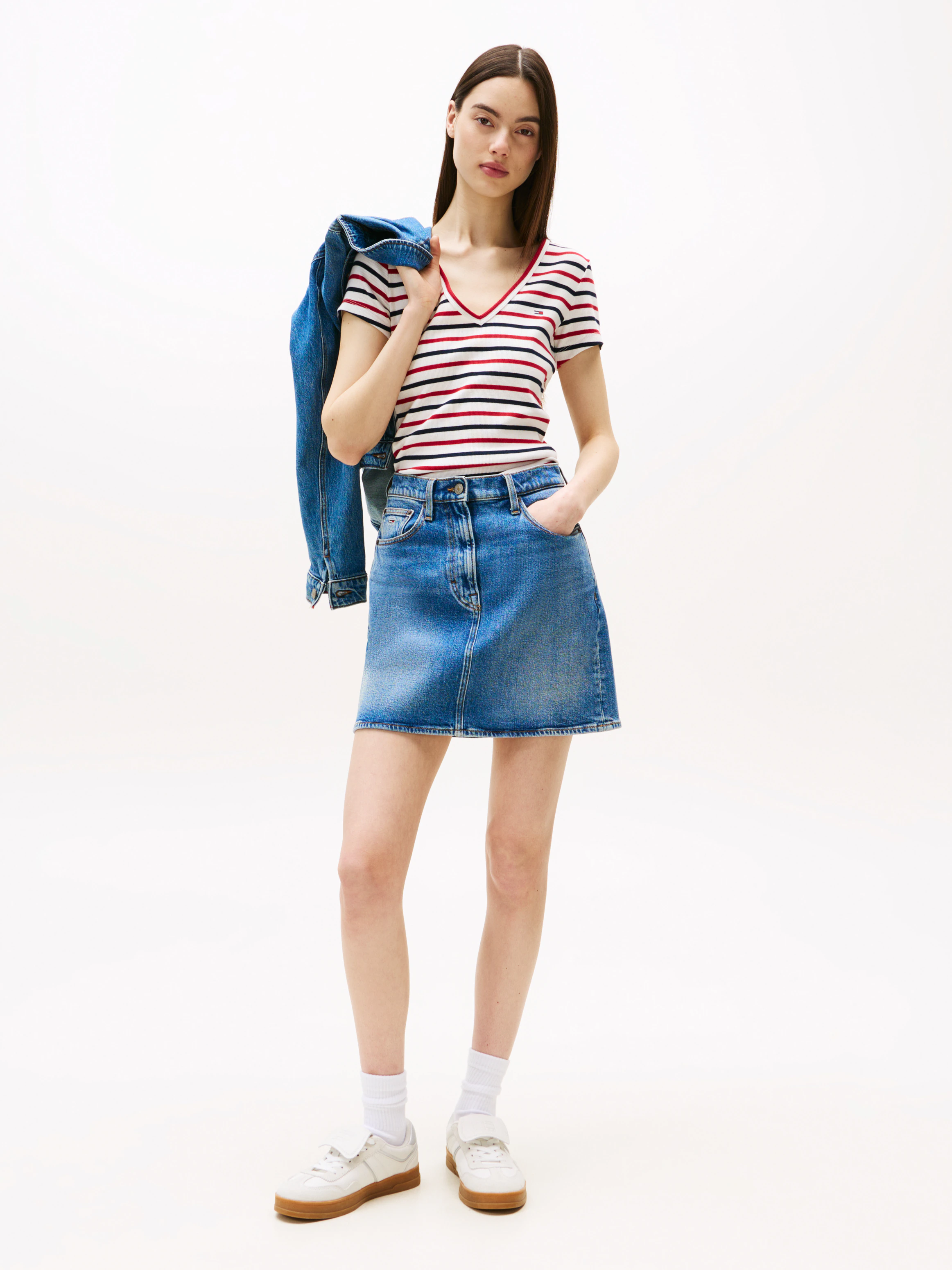 Tommy Jeans Kurzarmshirt "TJW SLIM ESSENTIAL RIB V SS", mit gerippter Struk günstig online kaufen