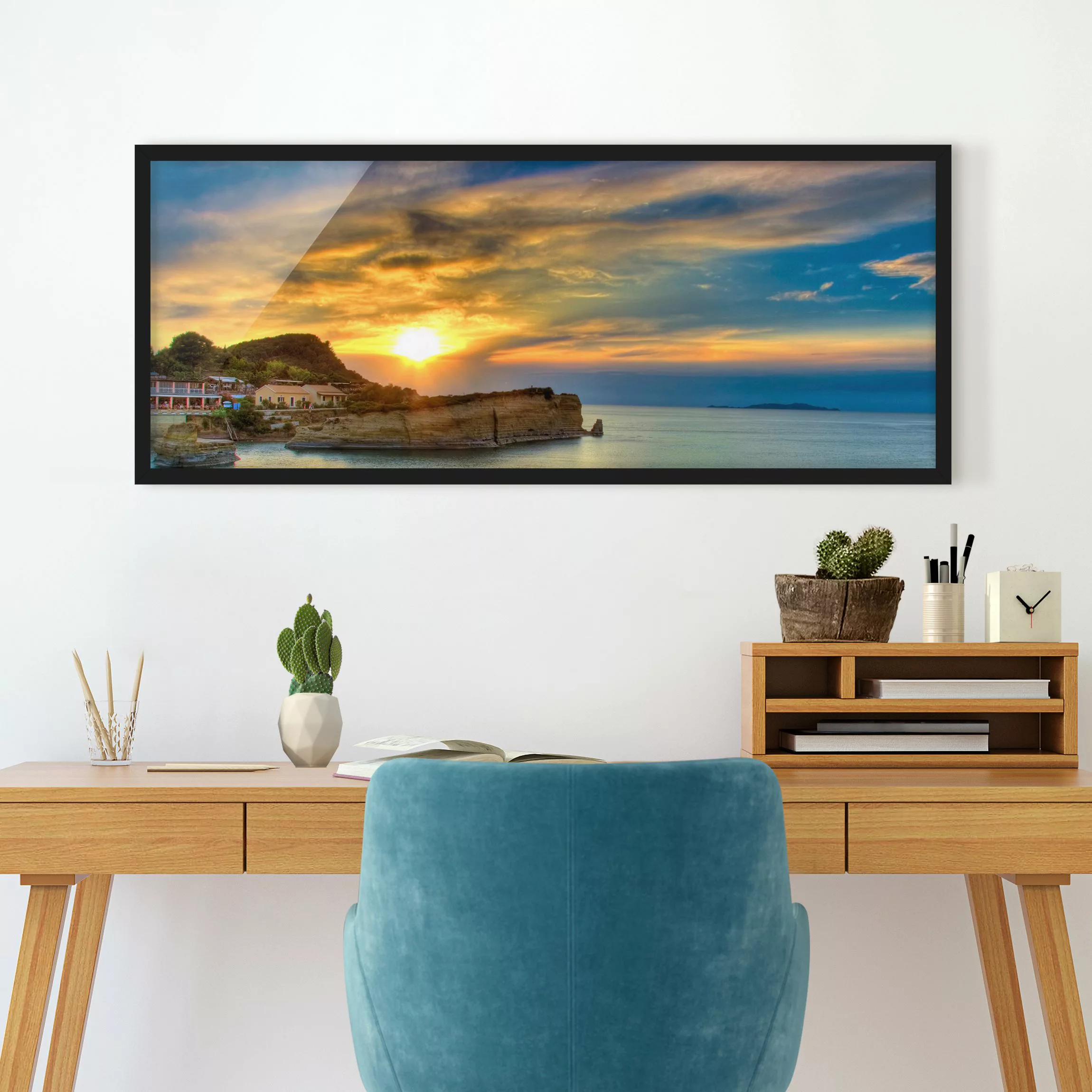 Bild mit Rahmen Strand - Panorama Sonnenuntergang über Korfu günstig online kaufen