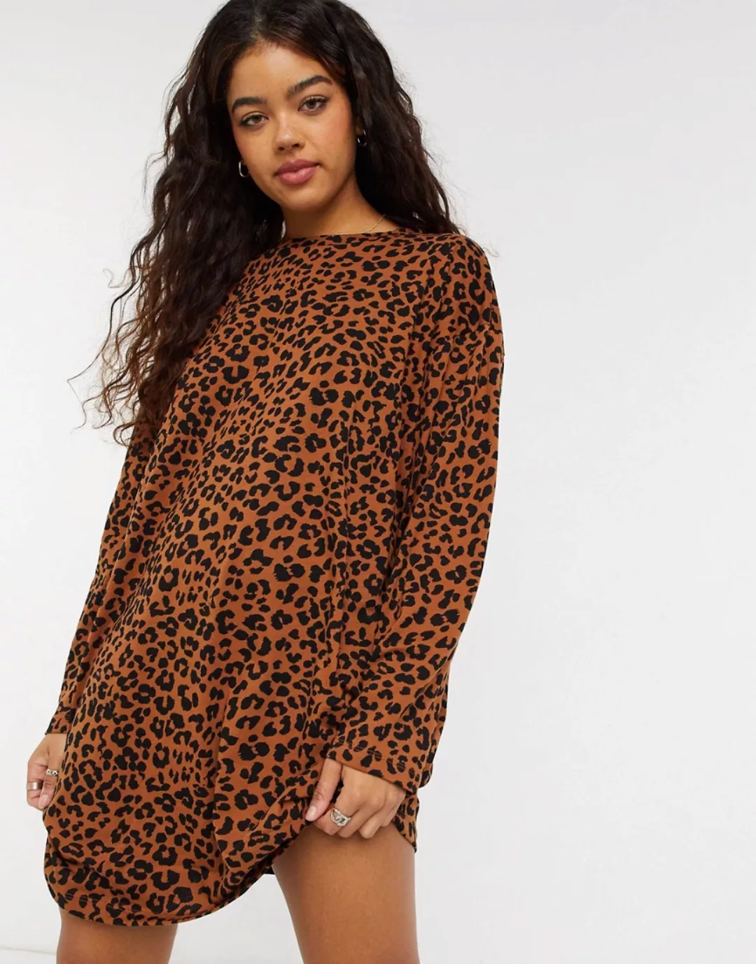 ASOS DESIGN – Langärmliges Oversize-T-Shirt-Kleid mit Leopardenmuster-Braun günstig online kaufen