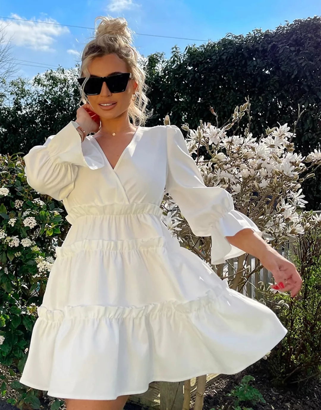 In The Style Plus x Billie Faiers – Gestuftes Minikleid in Weiß mit Wickeld günstig online kaufen