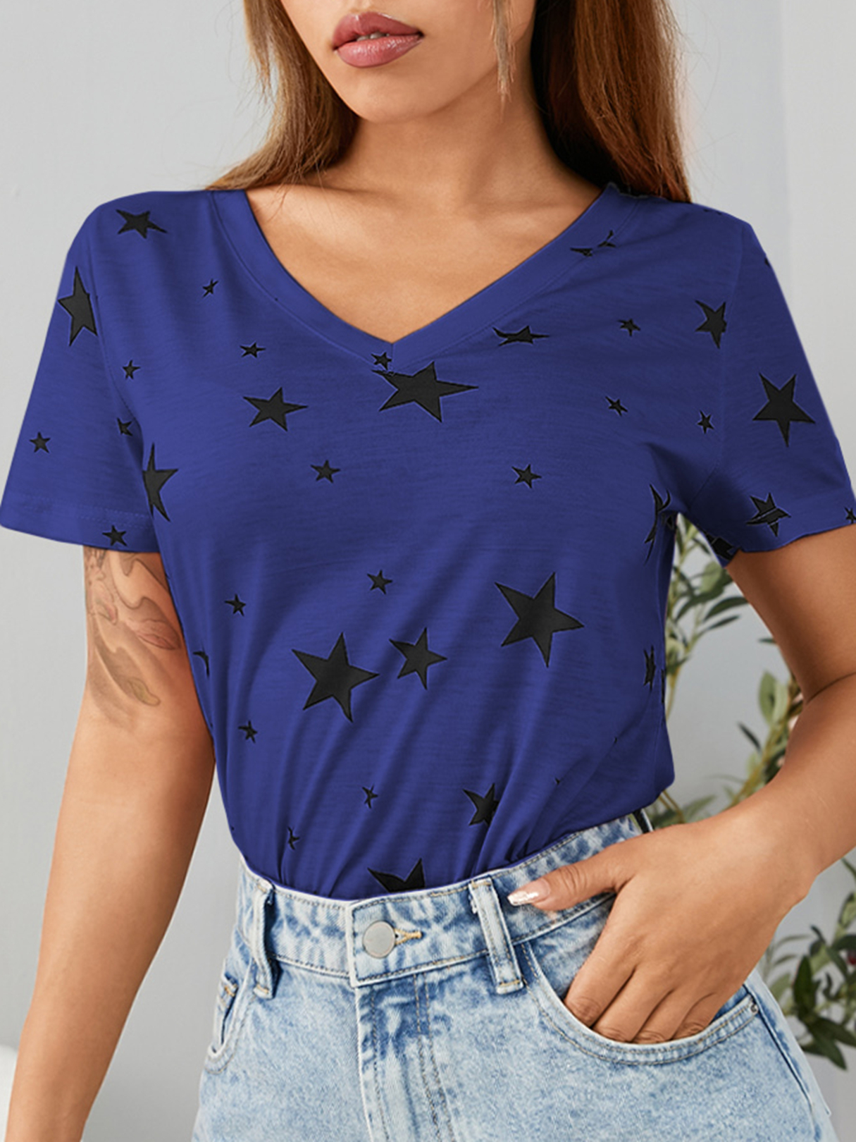 Kurzarm-T-Shirt mit V-Ausschnitt und Sterndruck günstig online kaufen