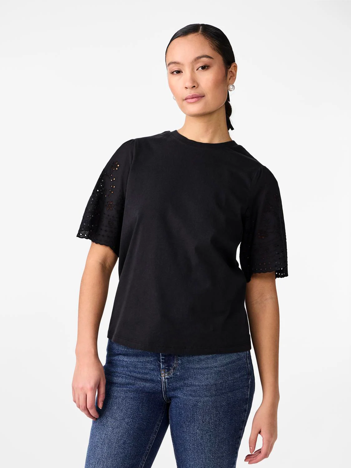 Y.A.S Kurzarmshirt "YASLEX SS TOP W. EMB SLEEVES S. NOOS", mit Lochstickere günstig online kaufen