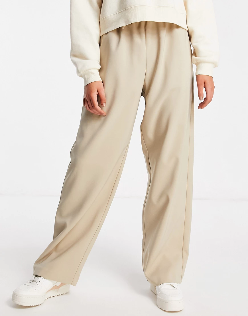 Miss Selfridge – Jogginghose mit weitem Bein in Stein-Neutral günstig online kaufen