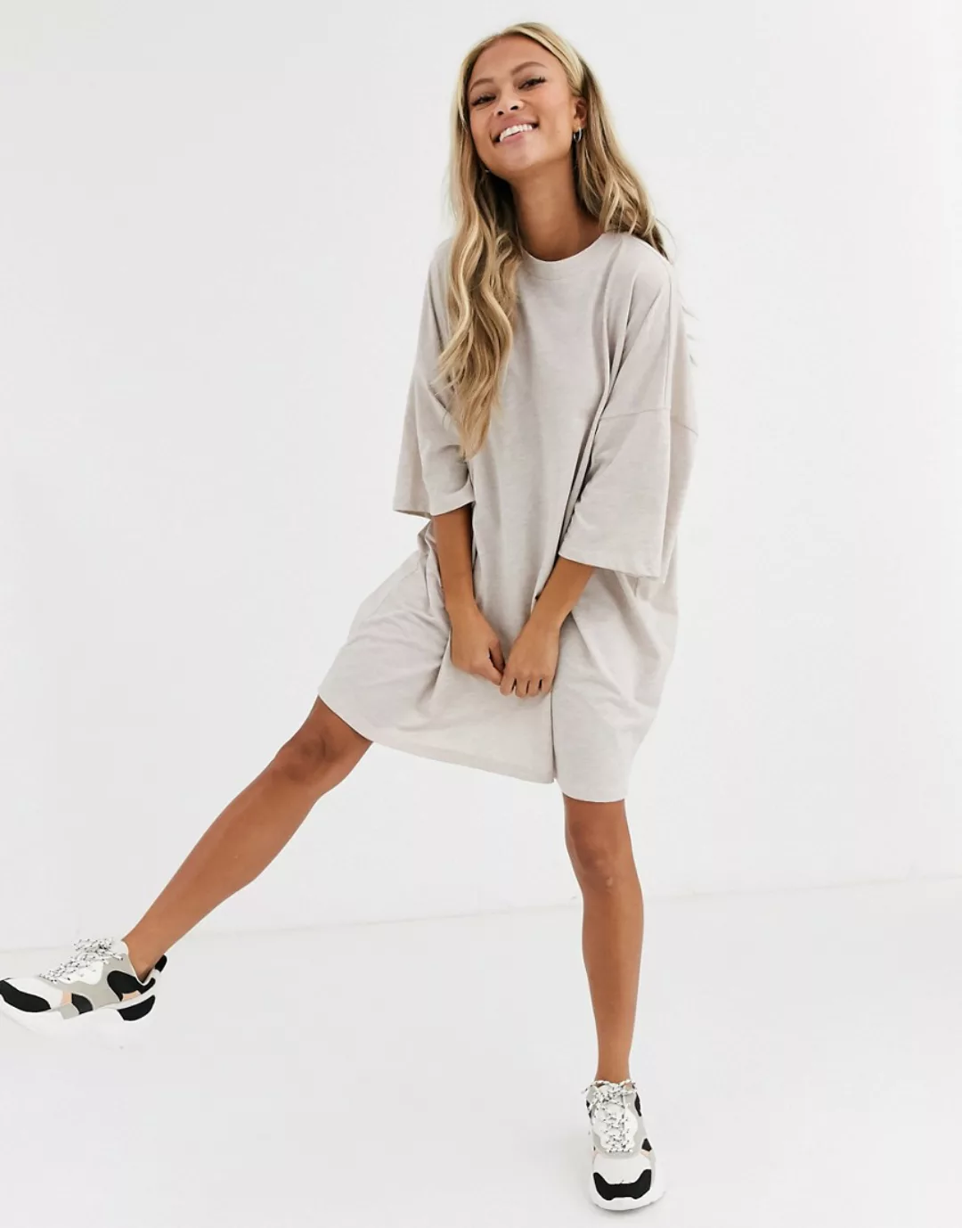 ASOS DESIGN – Oversized-T-Shirt-Kleid in Hafermehl-Neutral günstig online kaufen