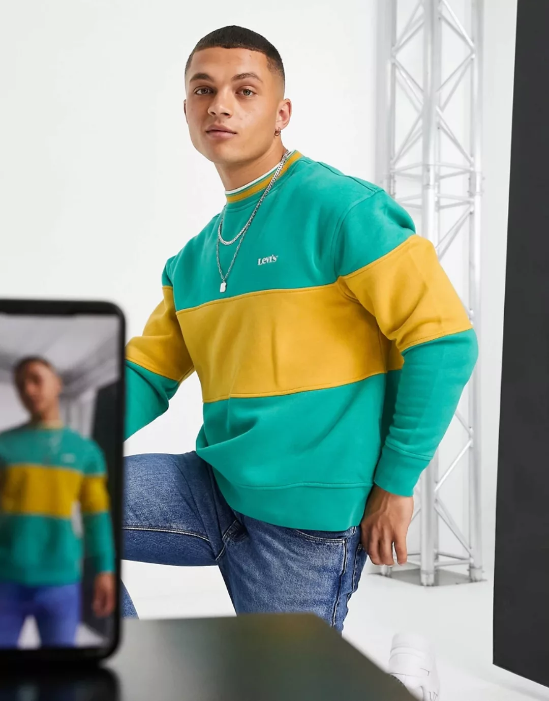 Levi's – Sweatshirt in Grün mit Farbblöcken, Logo und Kontraststreifen günstig online kaufen