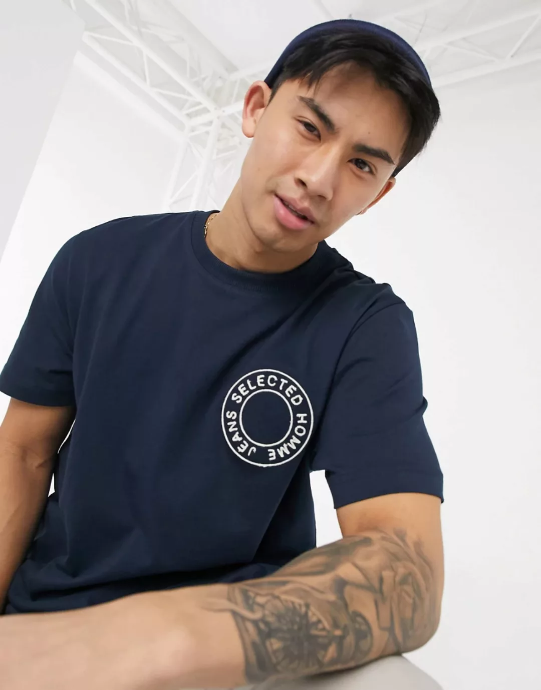Selected Homme – Locker geschnittenes T-Shirt mit rundem Logo in Marineblau günstig online kaufen