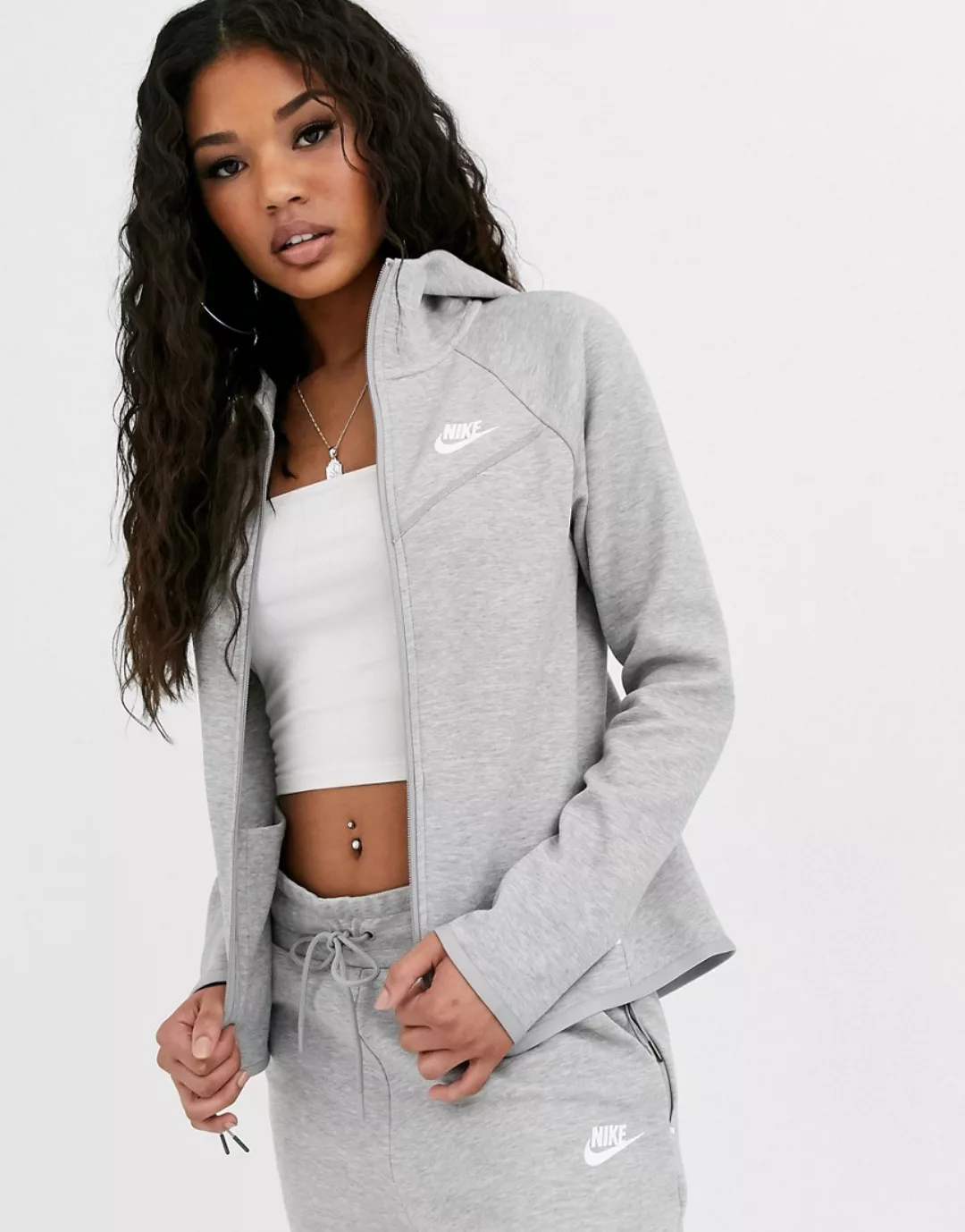 Nike – Tech – Graue Kapuzenjacke mit Reißverschluss-Schwarz günstig online kaufen