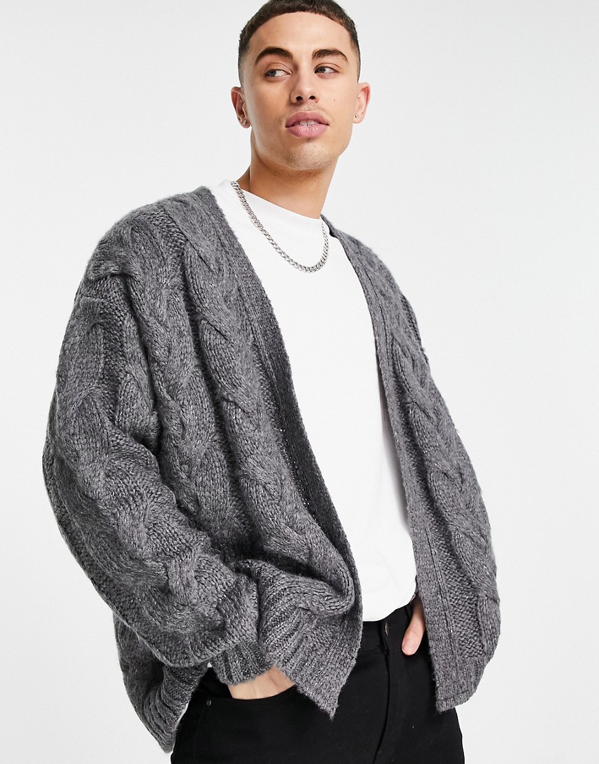 ASOS DESIGN – Flauschige Strickjacke mit Zopfmuster in Anthrazit-Grau günstig online kaufen