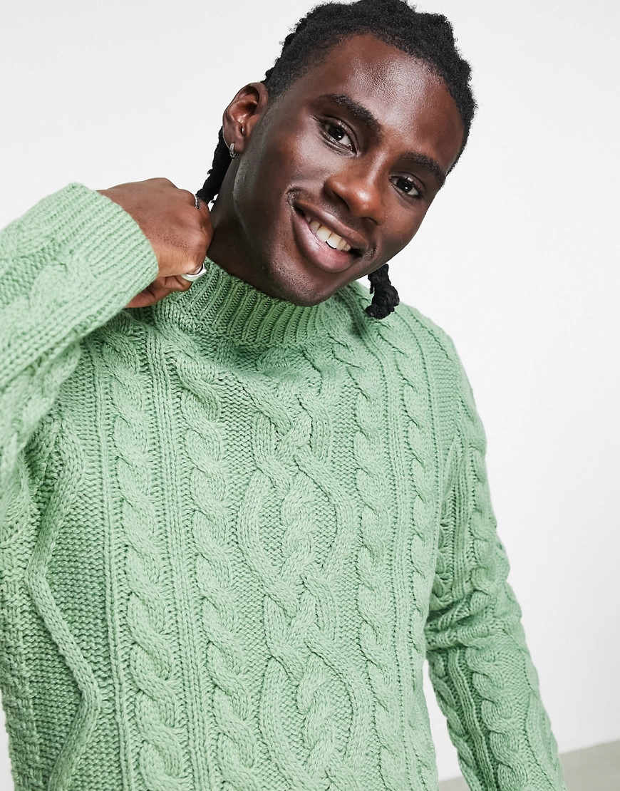 ASOS DESIGN – Schwerer Strickpullover mit Zopfmuster und Rollkragen in Grün günstig online kaufen