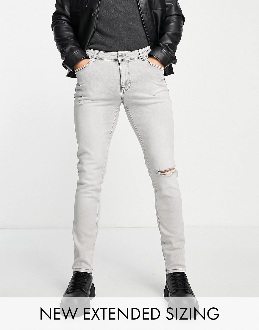 ASOS DESIGN – Jeans mit engem Schnitt und Knierissen in Grau günstig online kaufen
