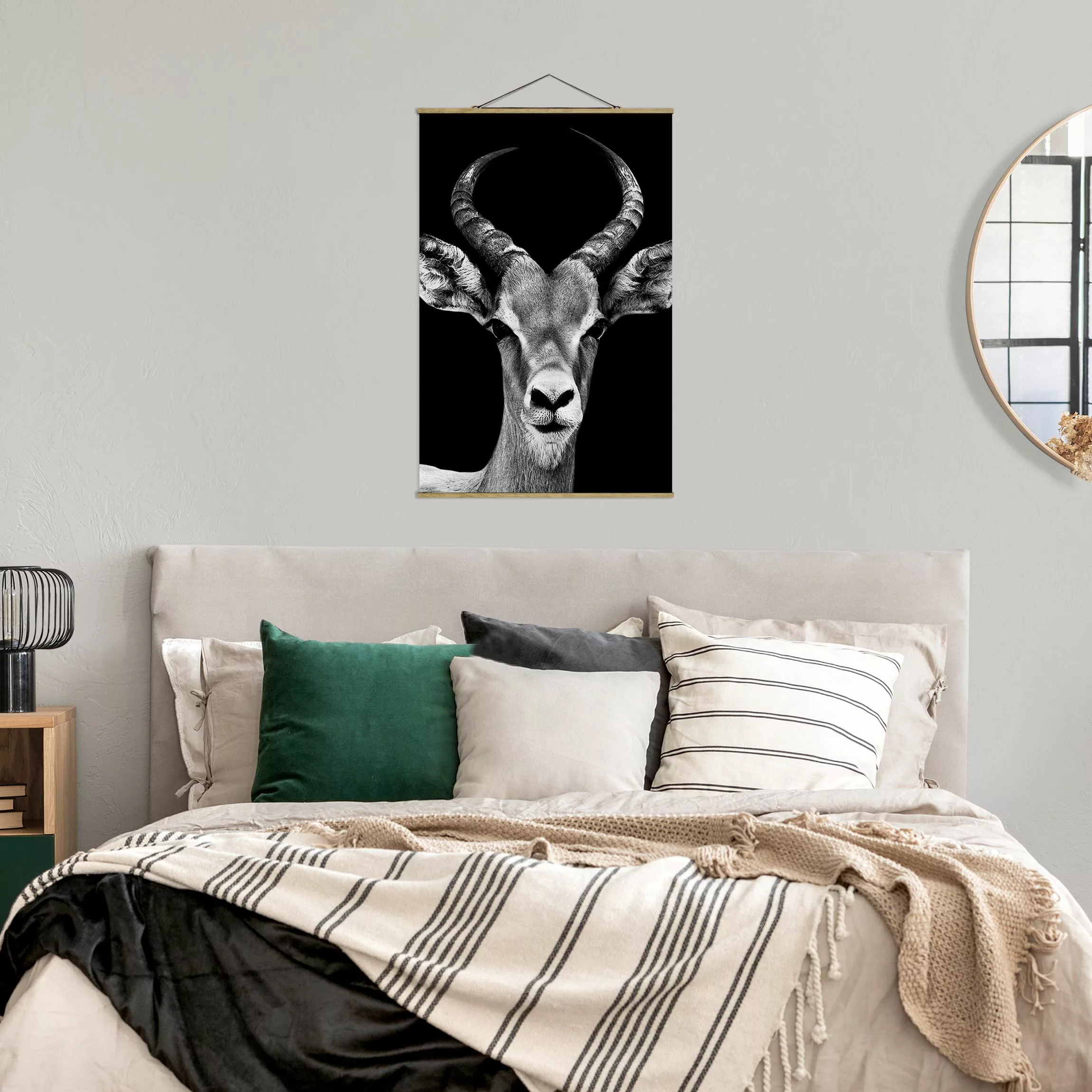 Stoffbild Tiere mit Posterleisten - Hochformat Impala Antilope schwarz-weiß günstig online kaufen