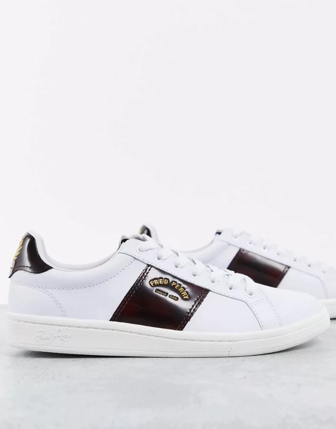 Fred Perry – B721 – Sneaker in Weiß/Burgunderrot mit Leder-Aufnäher günstig online kaufen