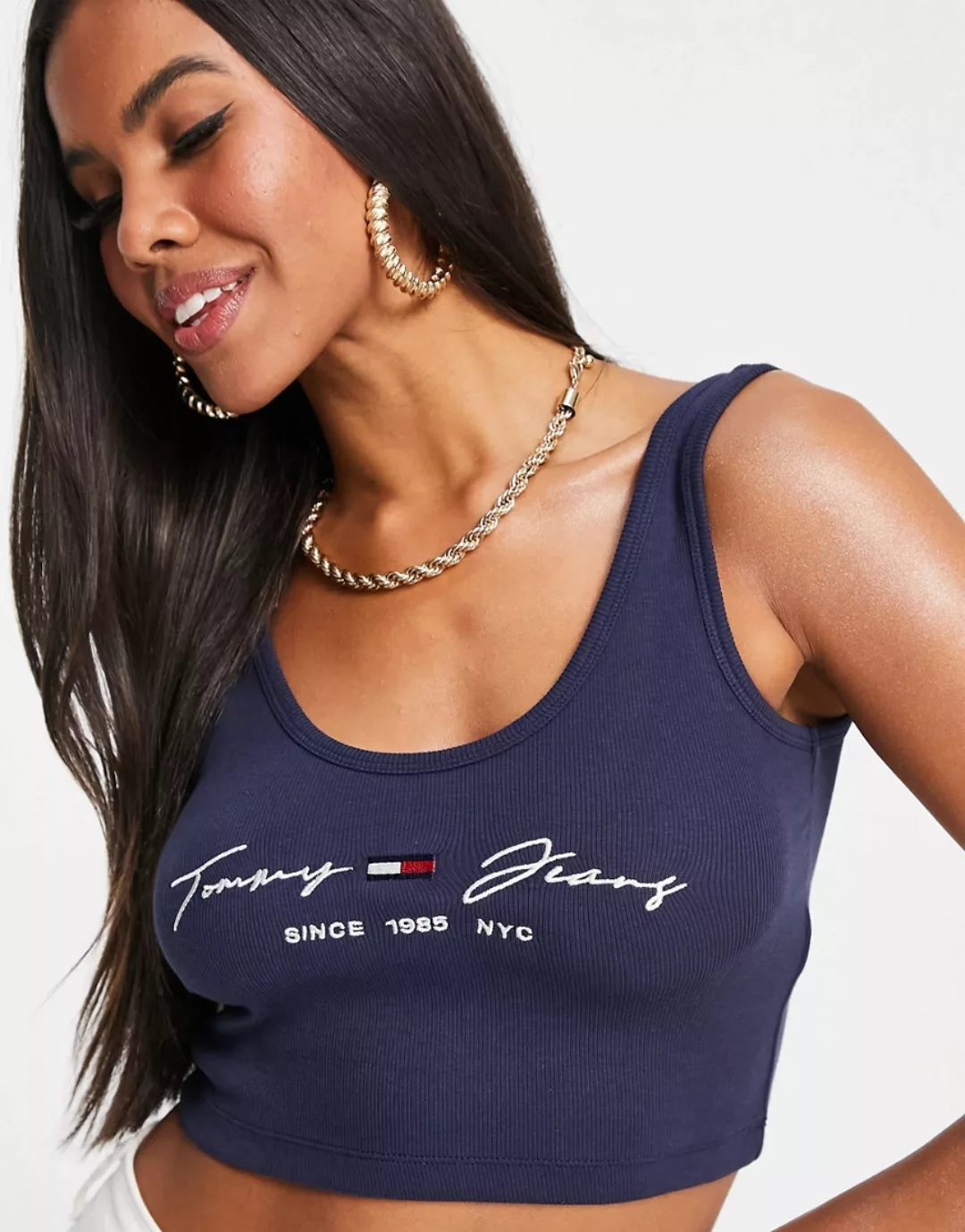 Tommy Jeans – Tanktop in Marineblau mit U-Ausschnitt und Schriftlogo günstig online kaufen