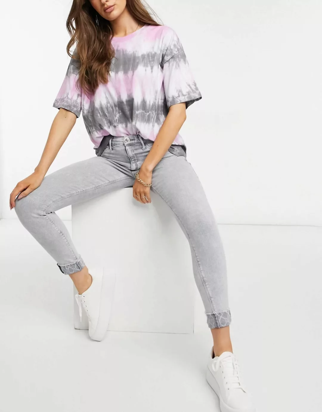 River Island – Molly – Eng geschnittene Jeans mit Umschlag in grauer Acid-W günstig online kaufen