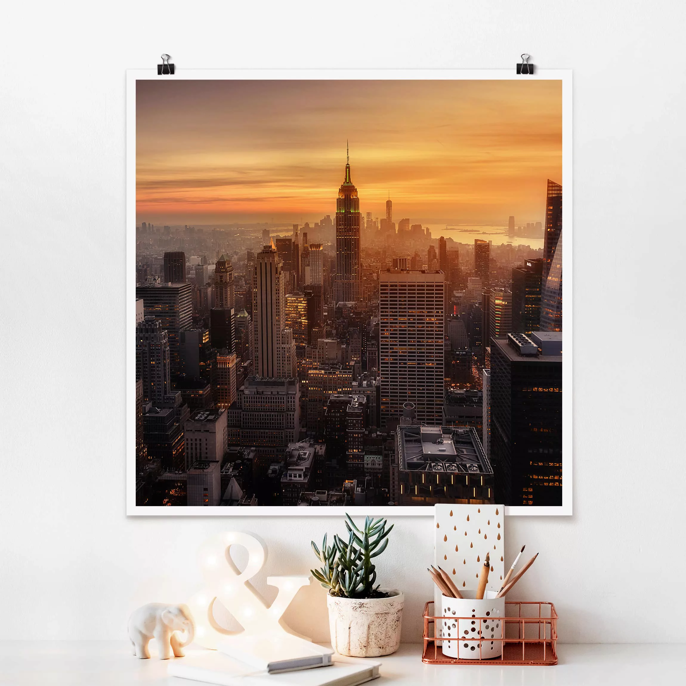 Poster Architektur & Skyline - Quadrat Manhattan Skyline Abendstimmung günstig online kaufen
