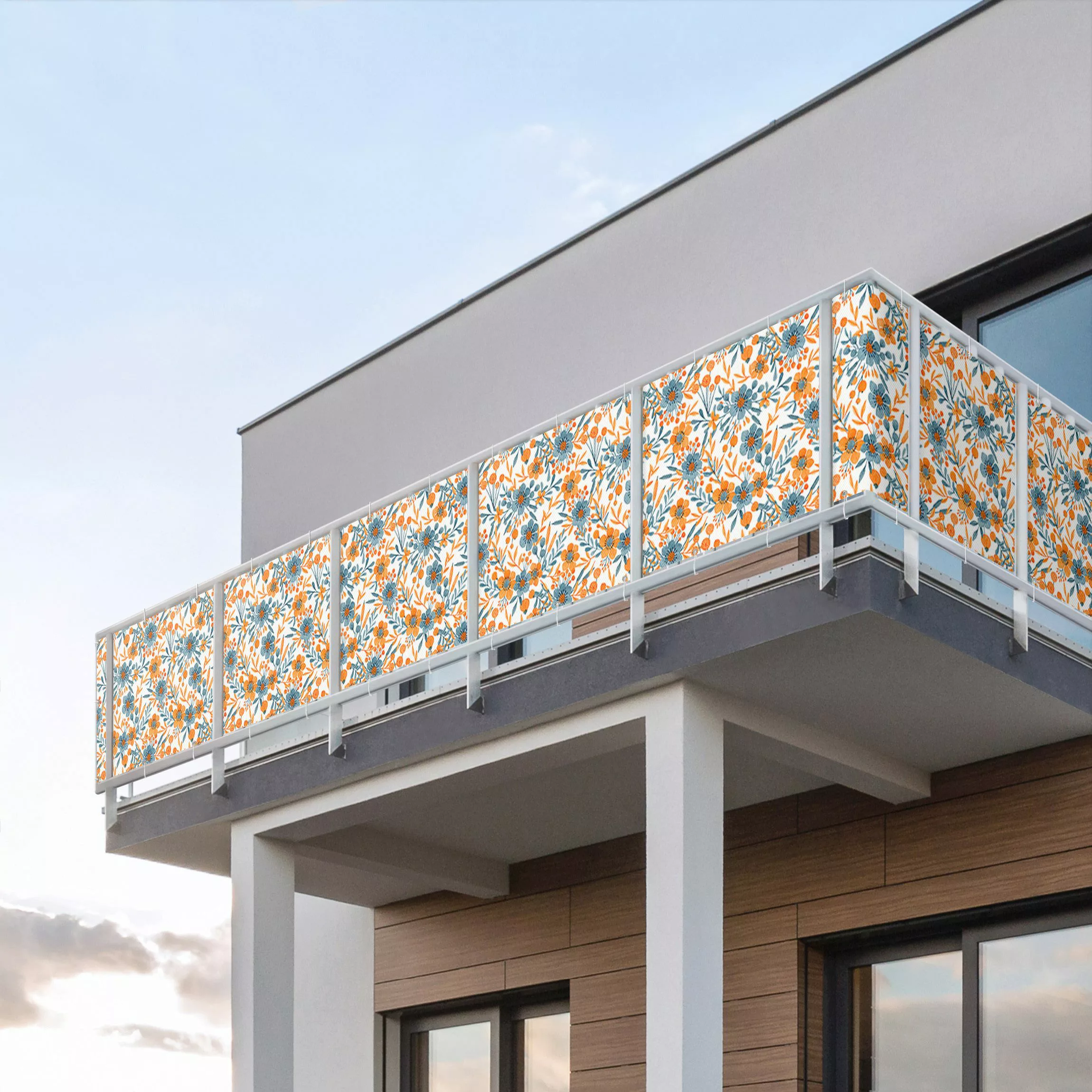 Balkon Sichtschutz Orange Blaue Blüten auf Weiß günstig online kaufen