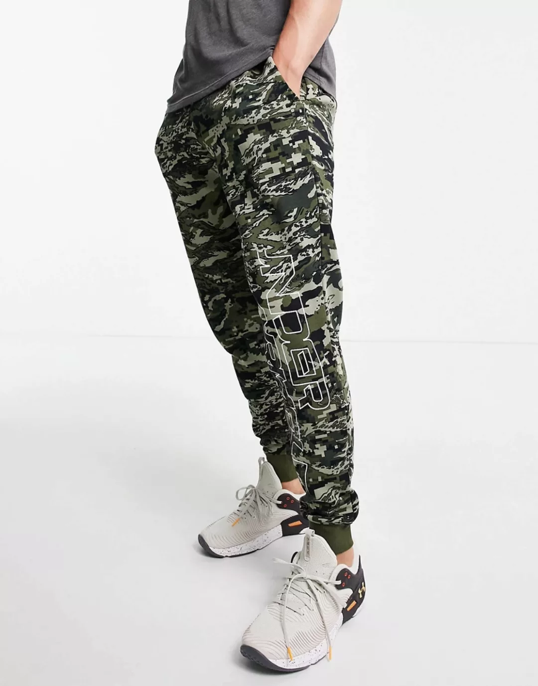 Under Armour – Rival – Fleece-Jogginghose mit Military-Muster in Khaki-Grün günstig online kaufen