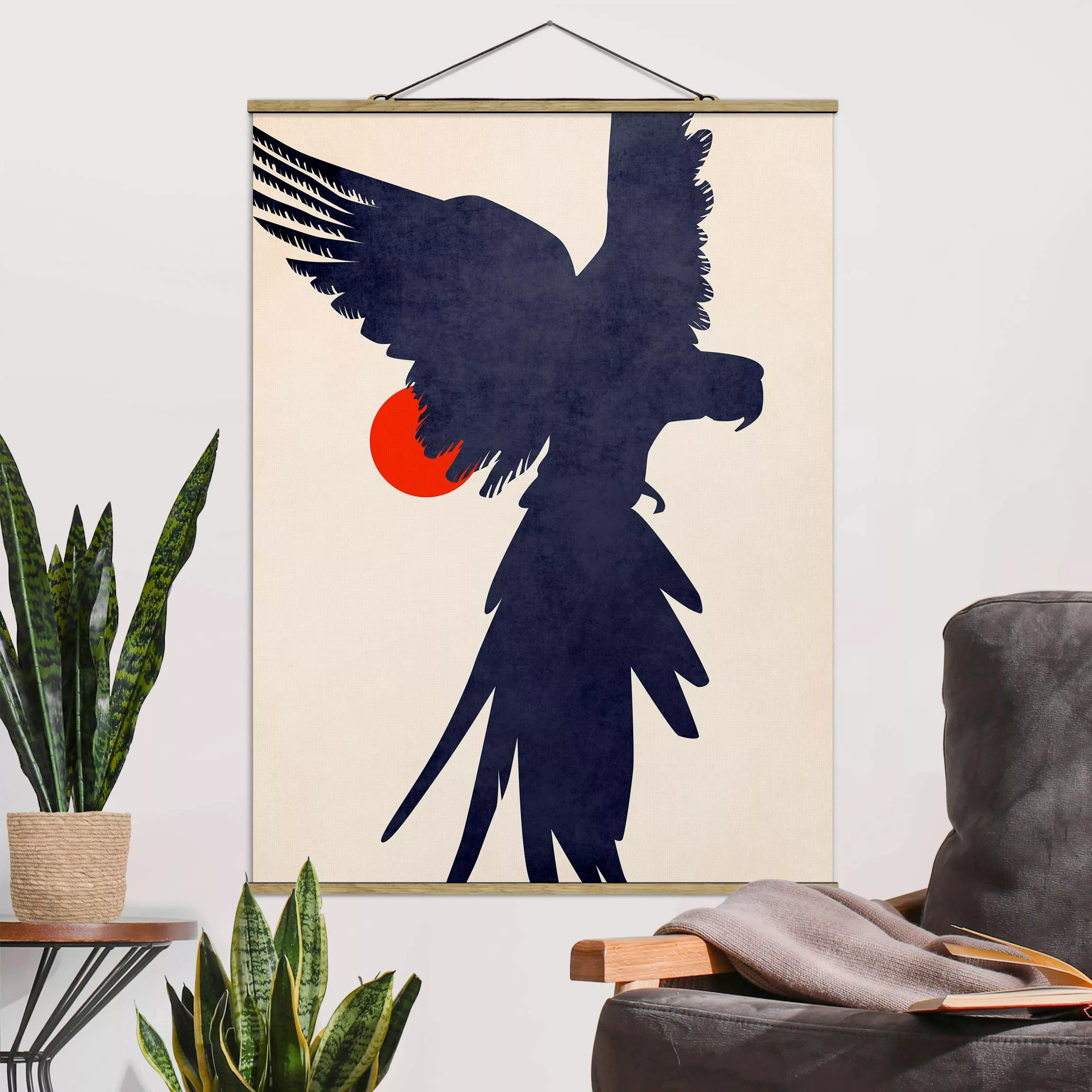 Stoffbild mit Posterleisten Blauer Papagei vor roter Sonne günstig online kaufen