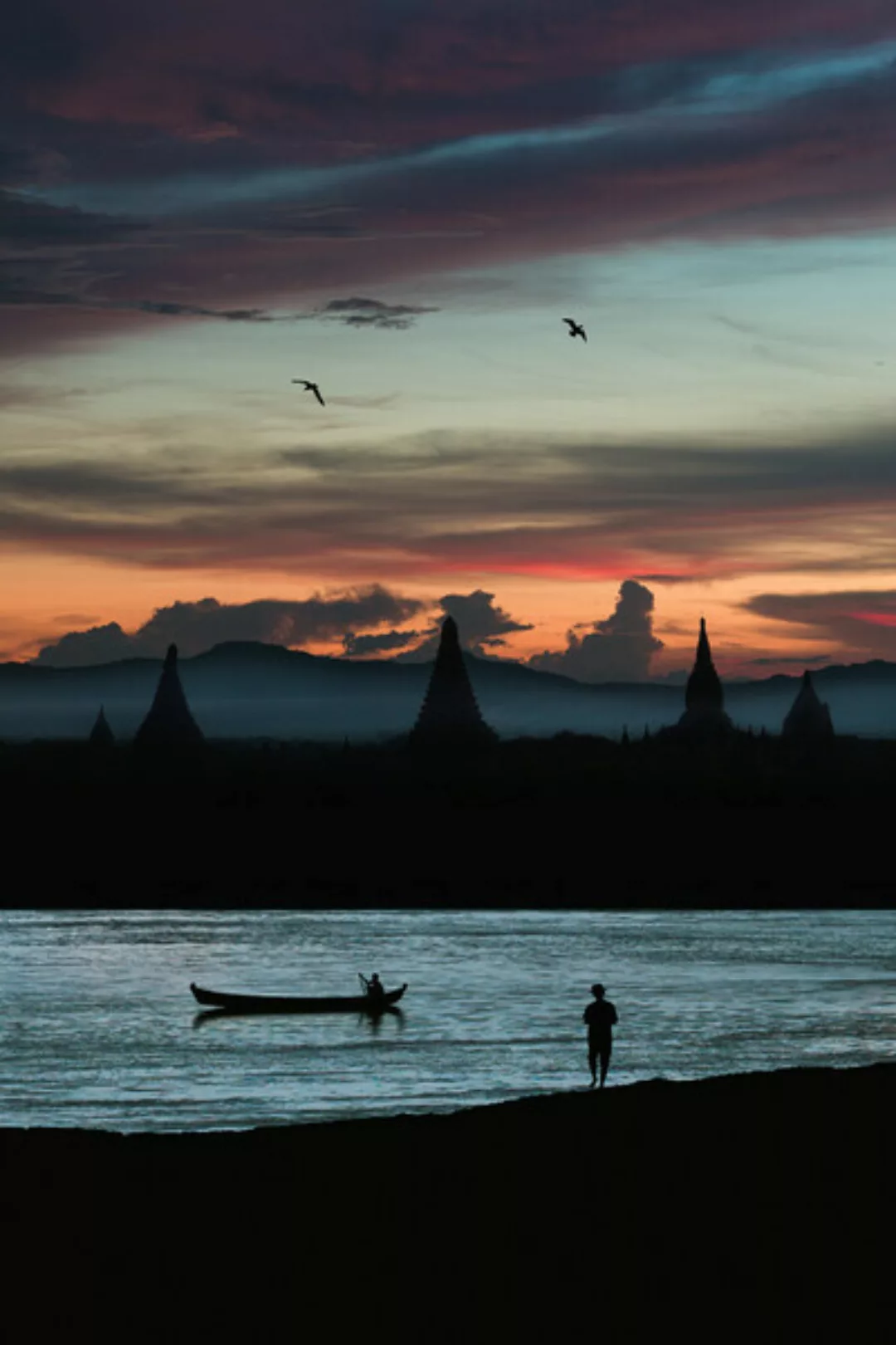 Poster / Leinwandbild - Evening Along The Irrawaddy River günstig online kaufen