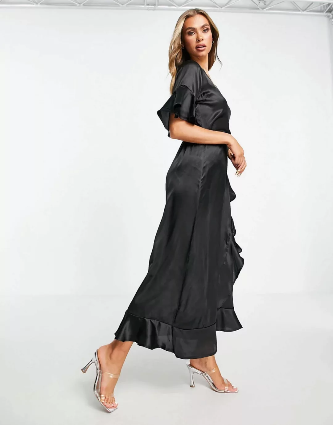 AX Paris – Bridesmaid – Wickelkleid aus Satin in Schwarz günstig online kaufen