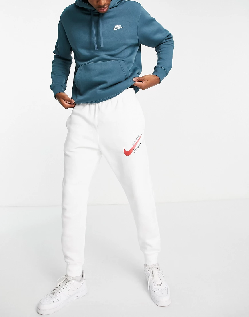 Nike – Jogginghose in Weiß und Rot mit Bündchen und Logo günstig online kaufen
