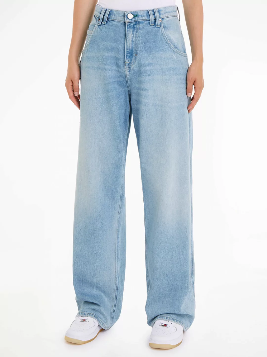 Tommy Jeans Weite Jeans DAISY JEAN LW BGY BH6110 mit Logostickerei günstig online kaufen