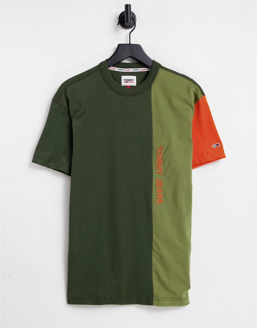 Tommy Jeans – Locker geschnittenes T-Shirt in Grün mit vertikalem Logo und günstig online kaufen