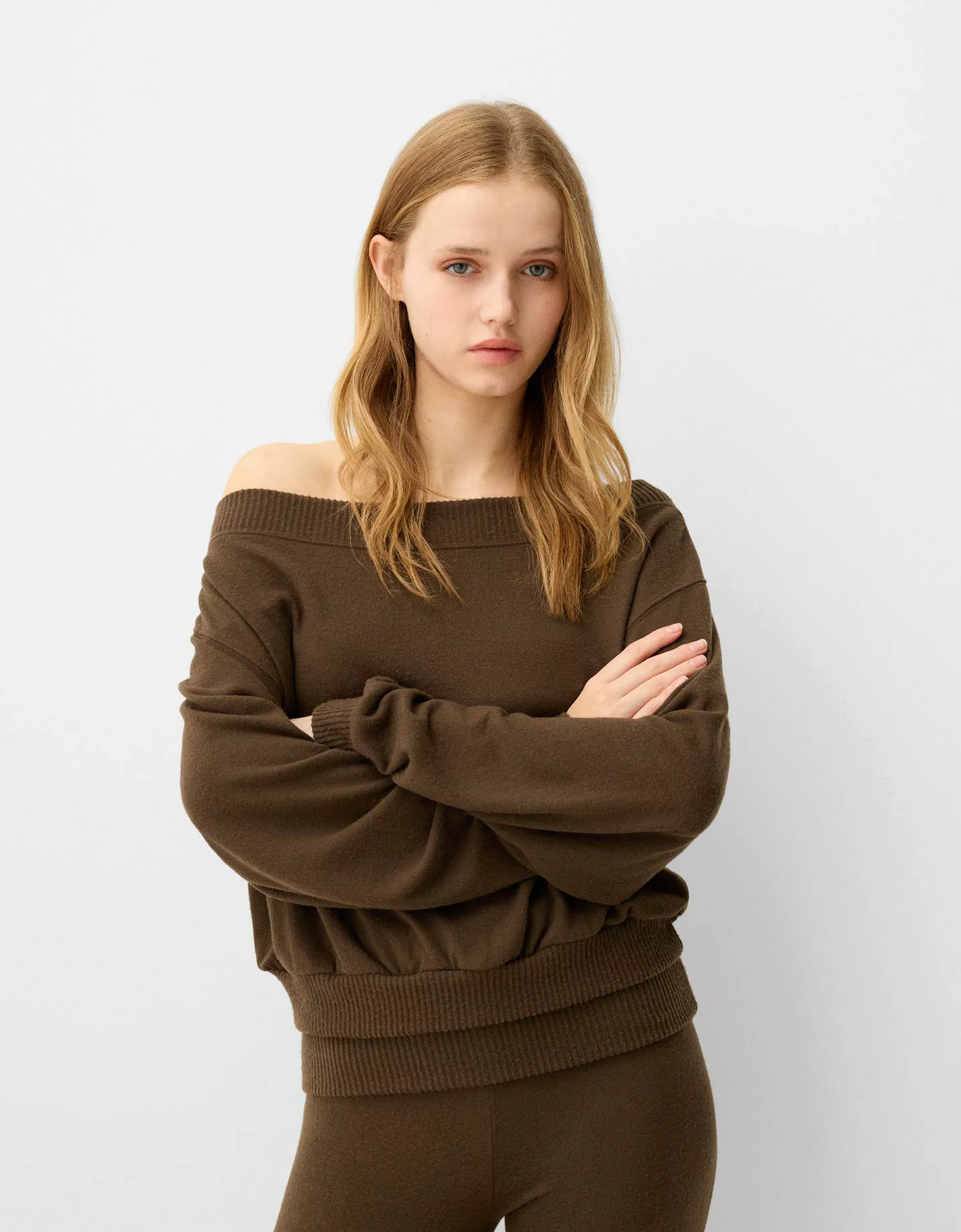 Bershka Soft-Touch-Pullover Mit Asymmetrischem Ausschnitt Damen S Braun günstig online kaufen