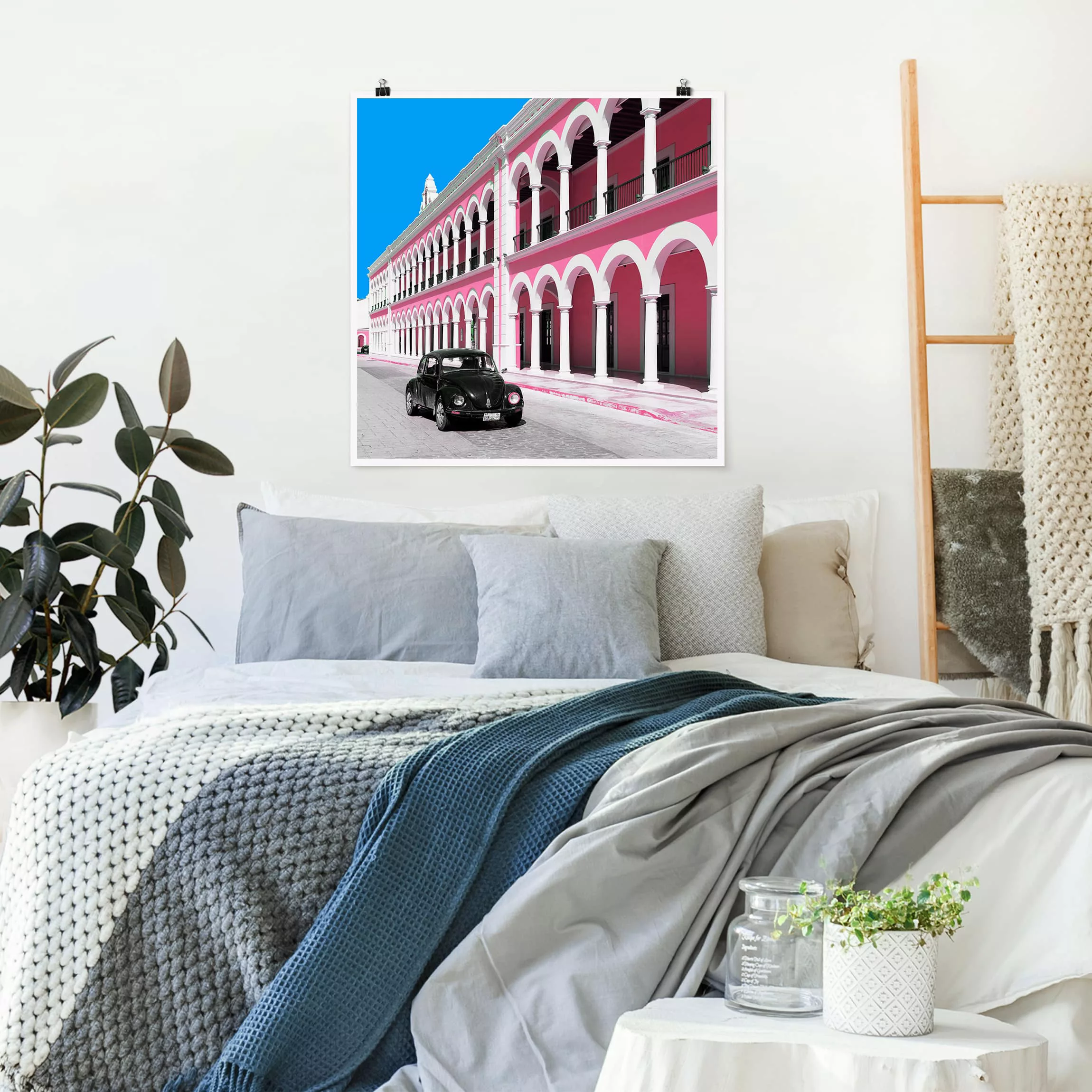 Poster Architektur & Skyline - Quadrat Schwarzer Beetle Pinke Fassade günstig online kaufen