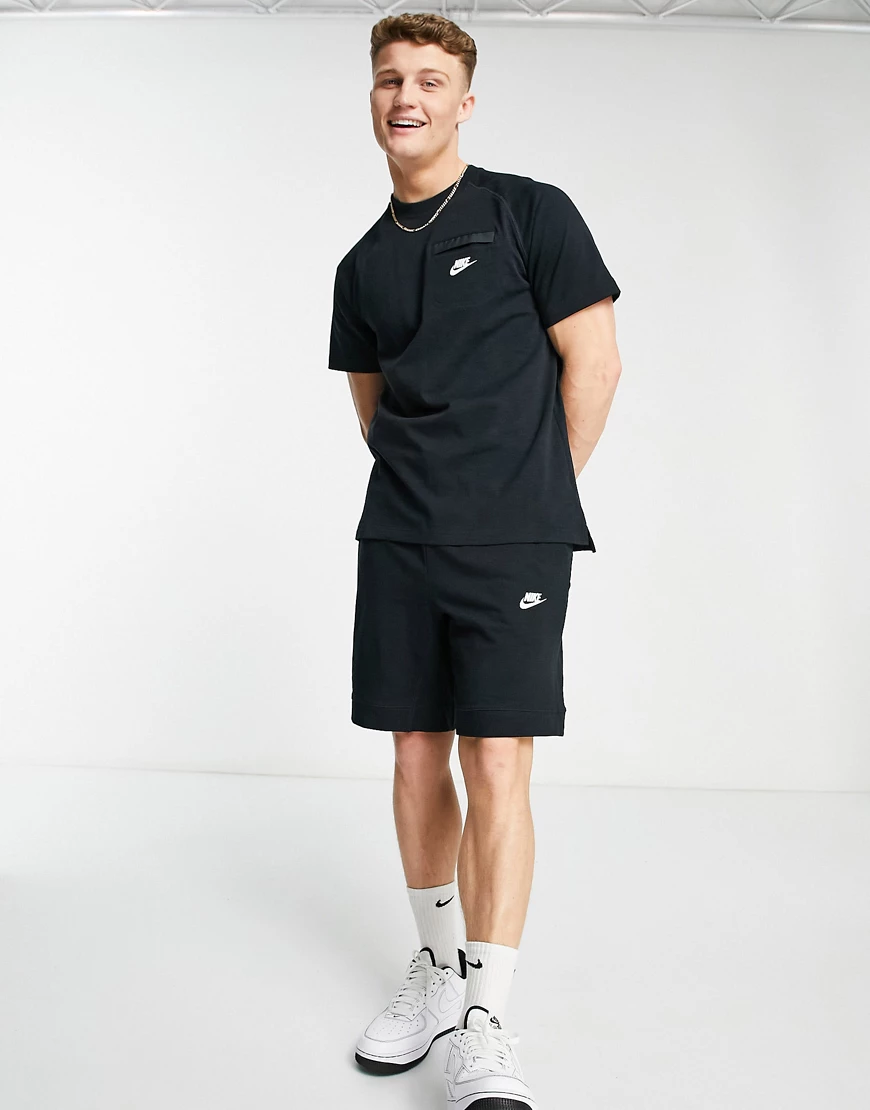 Nike – Modern Essentials – Schwarzes T-Shirt mit Tasche günstig online kaufen