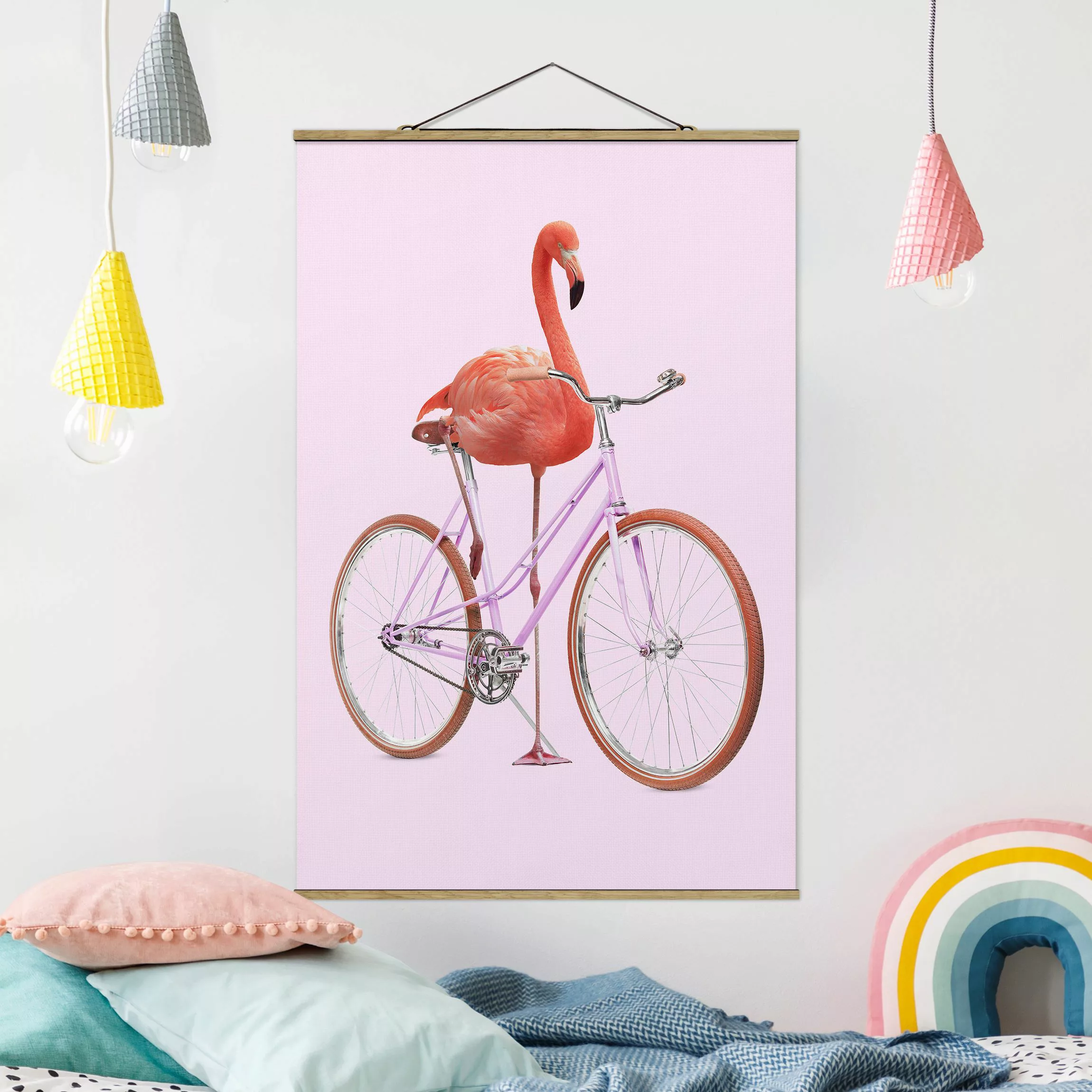 Stoffbild Tiere mit Posterleisten - Hochformat Flamingo mit Fahrrad günstig online kaufen