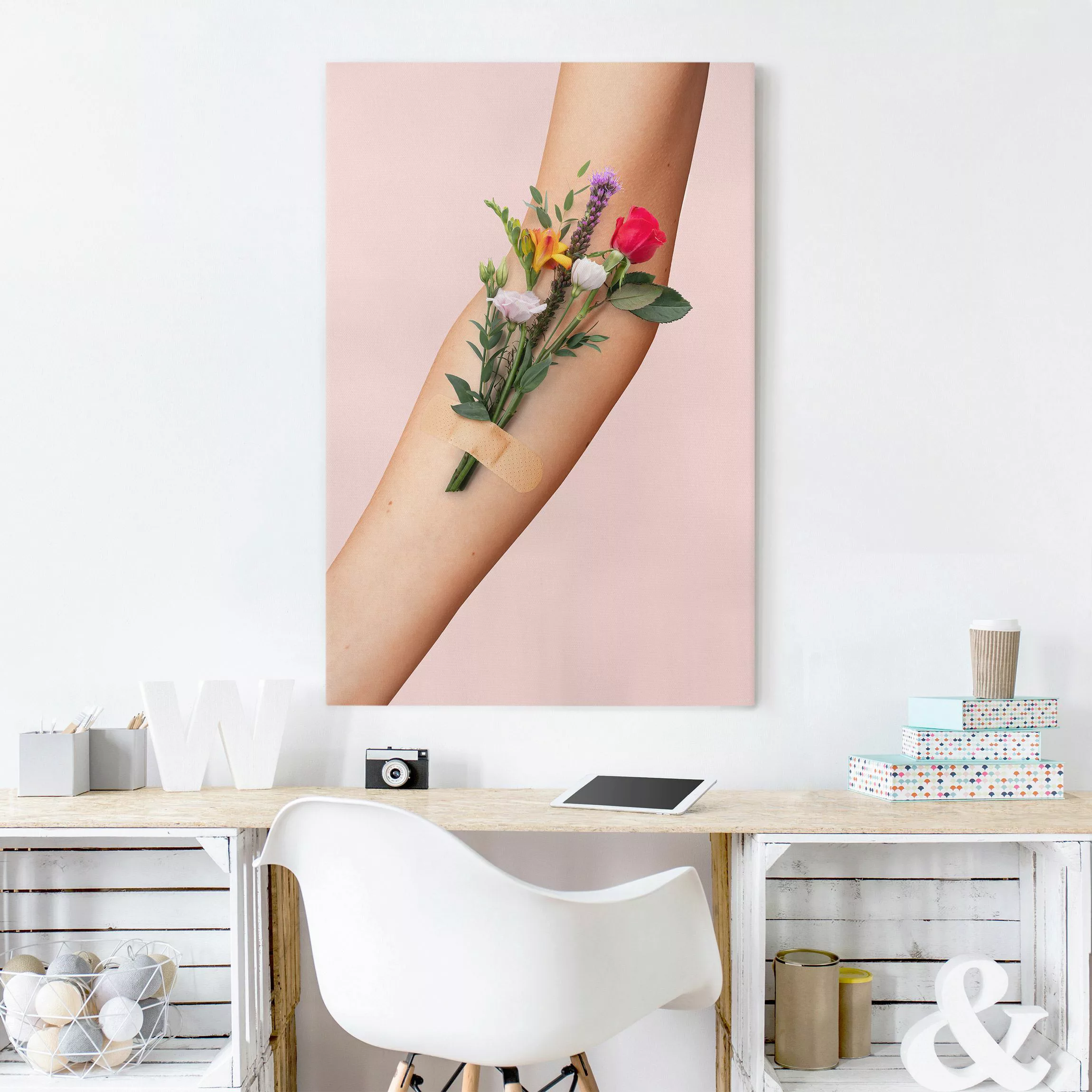 Leinwandbild Arm mit Blumen günstig online kaufen