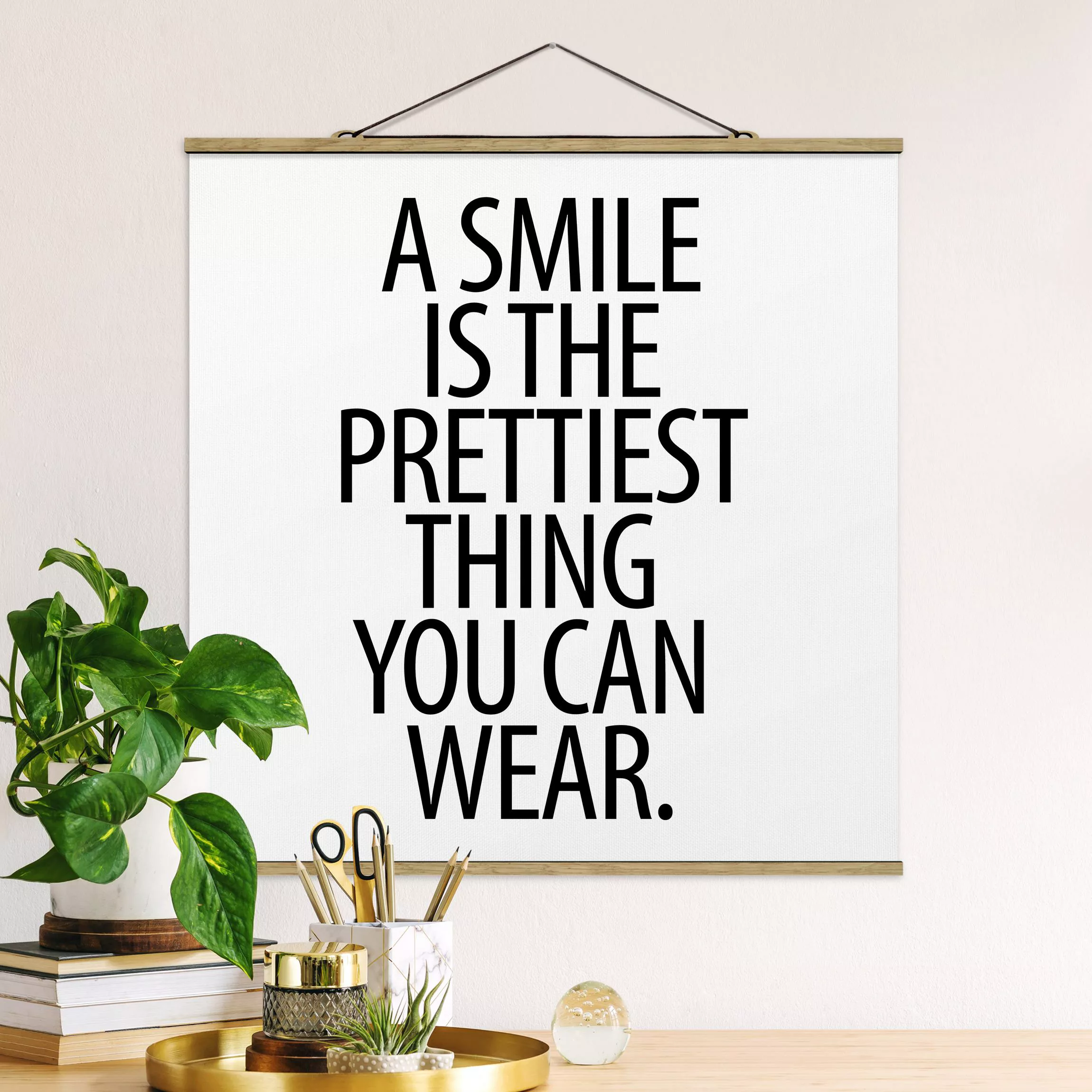 Stoffbild Spruch mit Posterleisten - Quadrat A Smile is the prettiest thing günstig online kaufen
