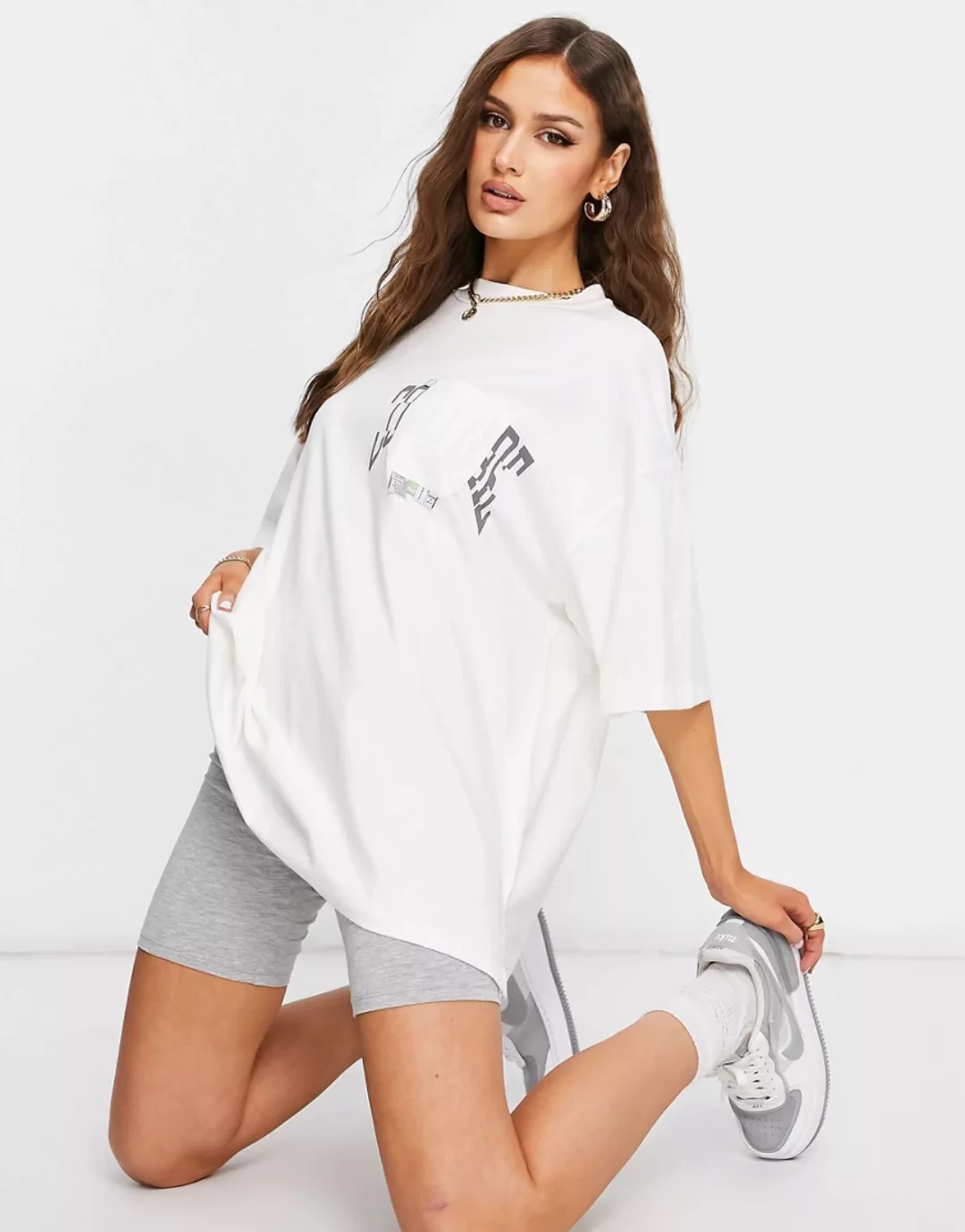 The Couture Club – T-Shirt im College-Stil in gebrochenem Weiß günstig online kaufen