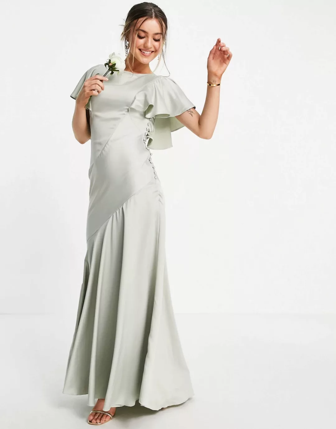 ASOS DESIGN – Bridesmaid – Satin-Maxikleid mit Flatterärmeln und Knopfdetai günstig online kaufen