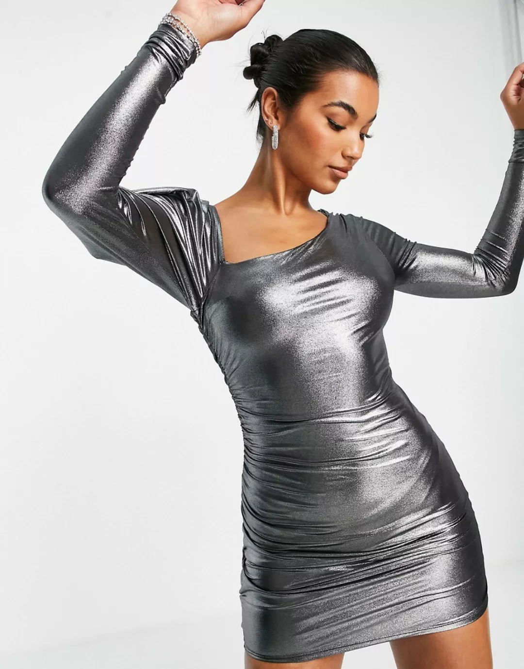ASOS DESIGN – Asymmetrisches, gerafftes Mini-Kleid mit abfallender Schulter günstig online kaufen