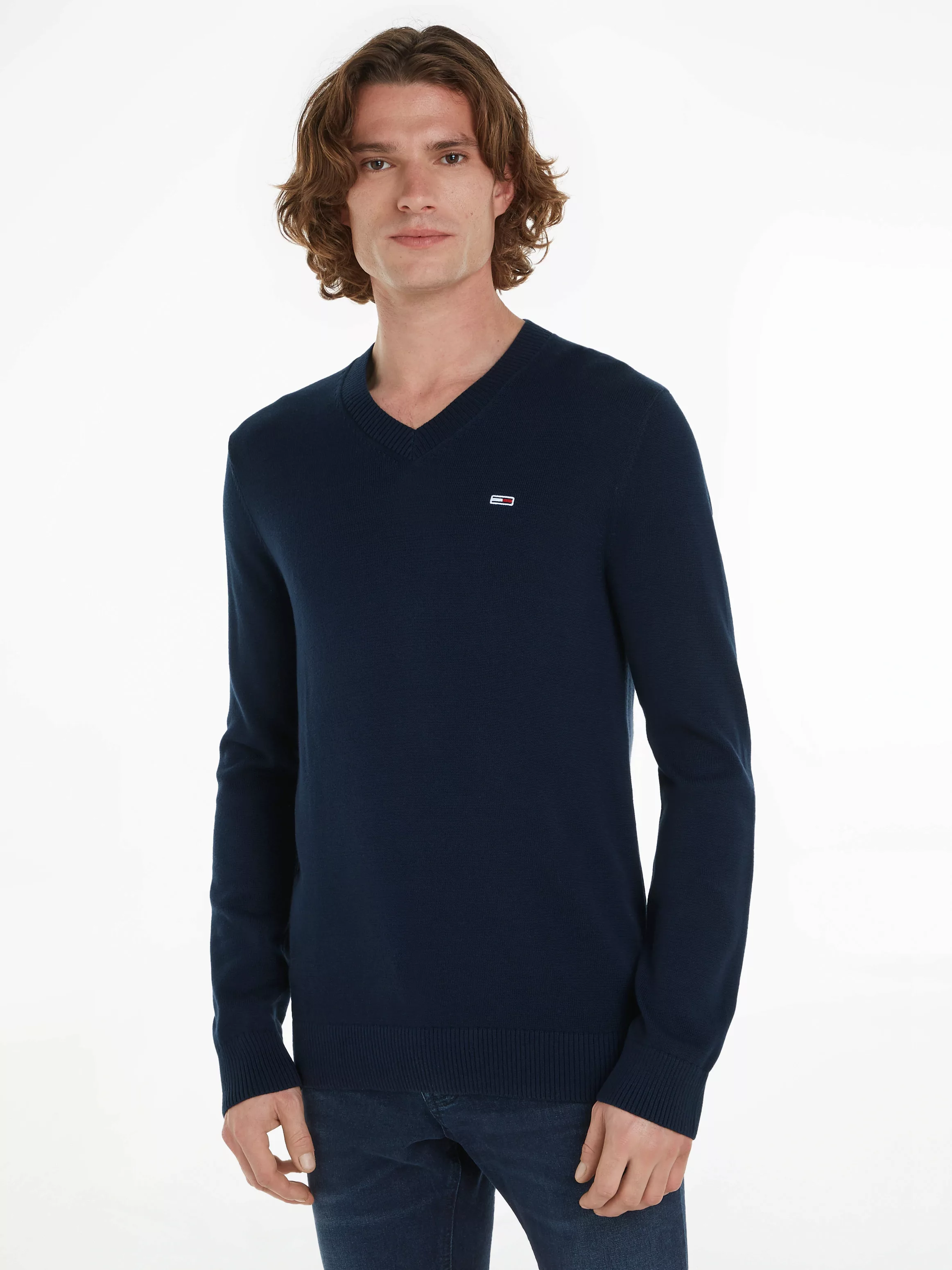 Tommy Jeans Sweatshirt "TJM SLIM V NECK ESSNTL SWEATER", mit Logostickerei günstig online kaufen