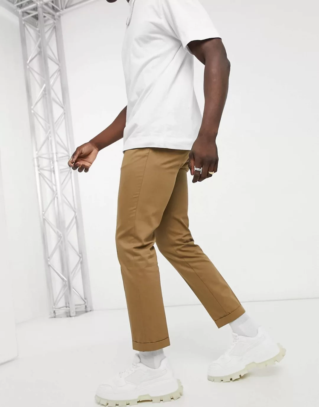 Burton Menswear – Schmale, kurz geschnittene Hose in Hellbraun günstig online kaufen