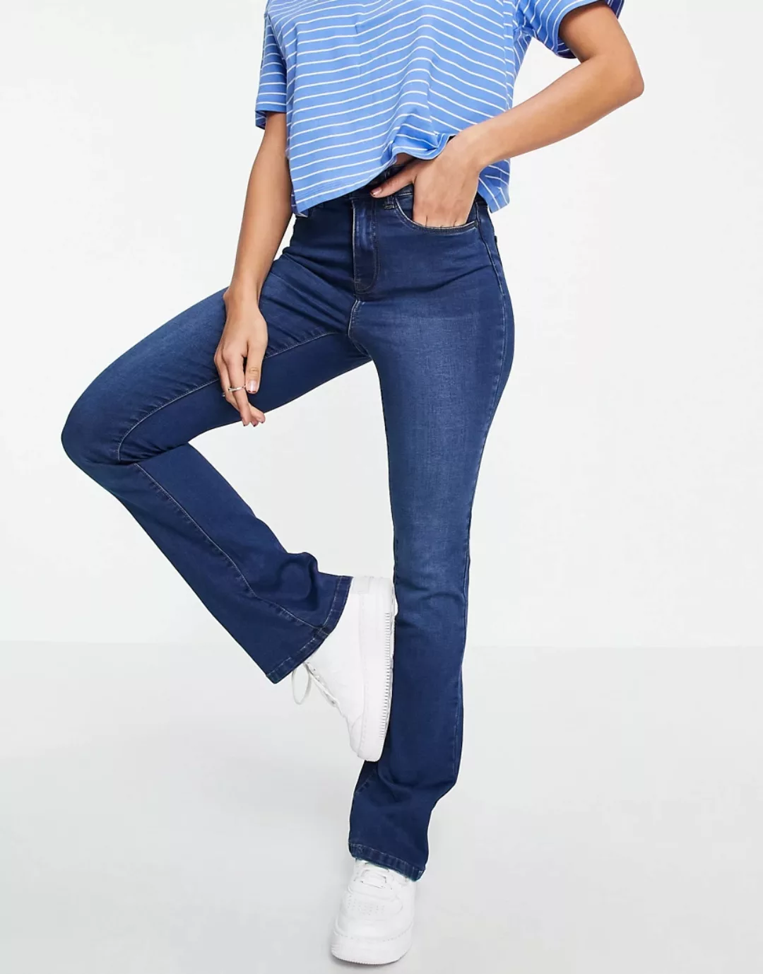 Noisy May – Figurformende Jeans mit hoher Taille und ausgestelltem Bein in günstig online kaufen