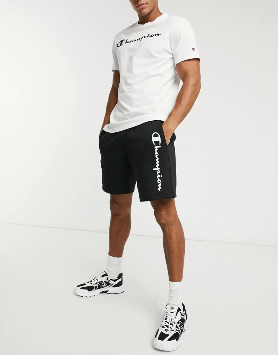 Champion – Schwarze Shorts mit großem Logo günstig online kaufen