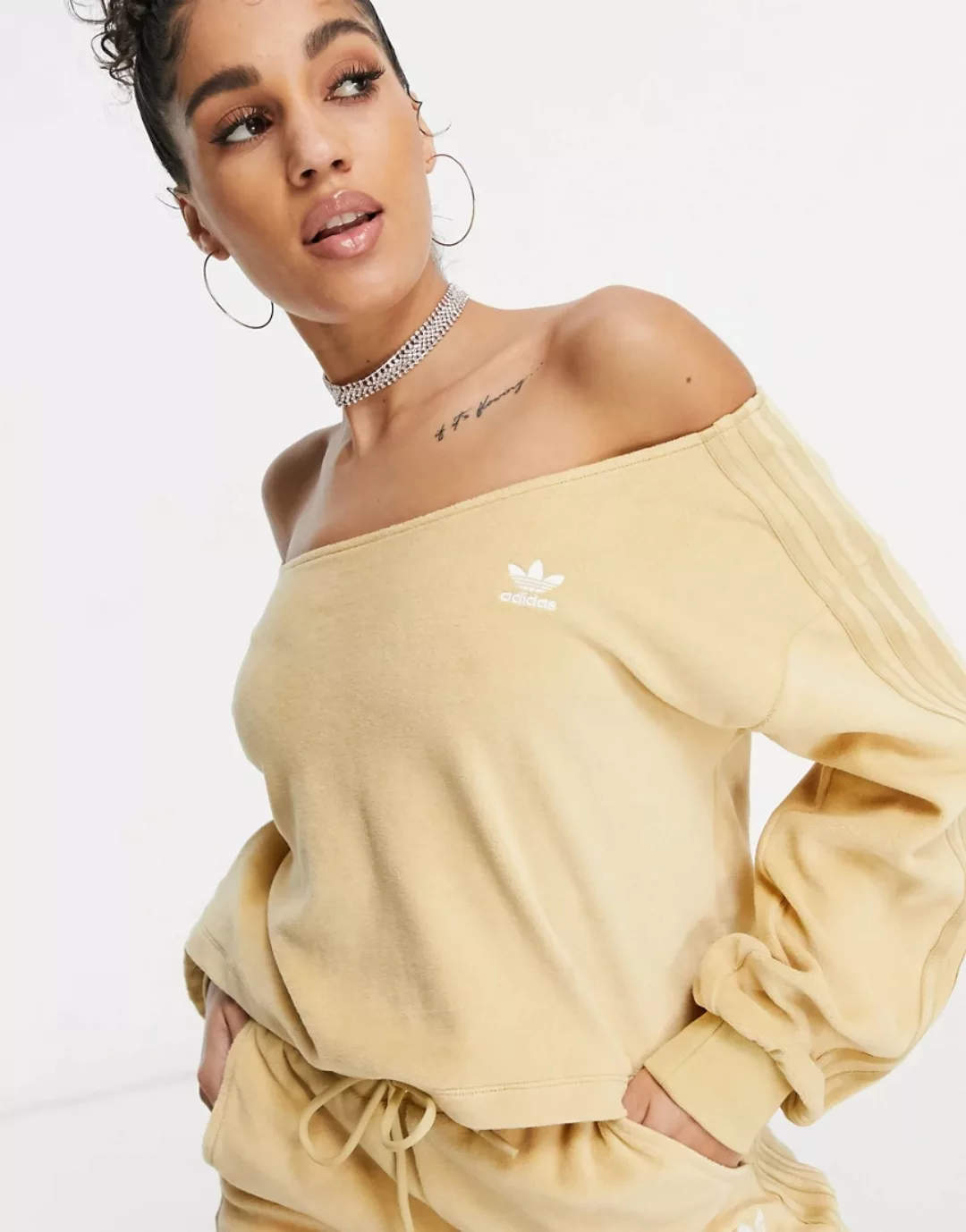 adidas Originals – Relaxed Risqué – Schulterfreies Sweatshirt aus Velours i günstig online kaufen